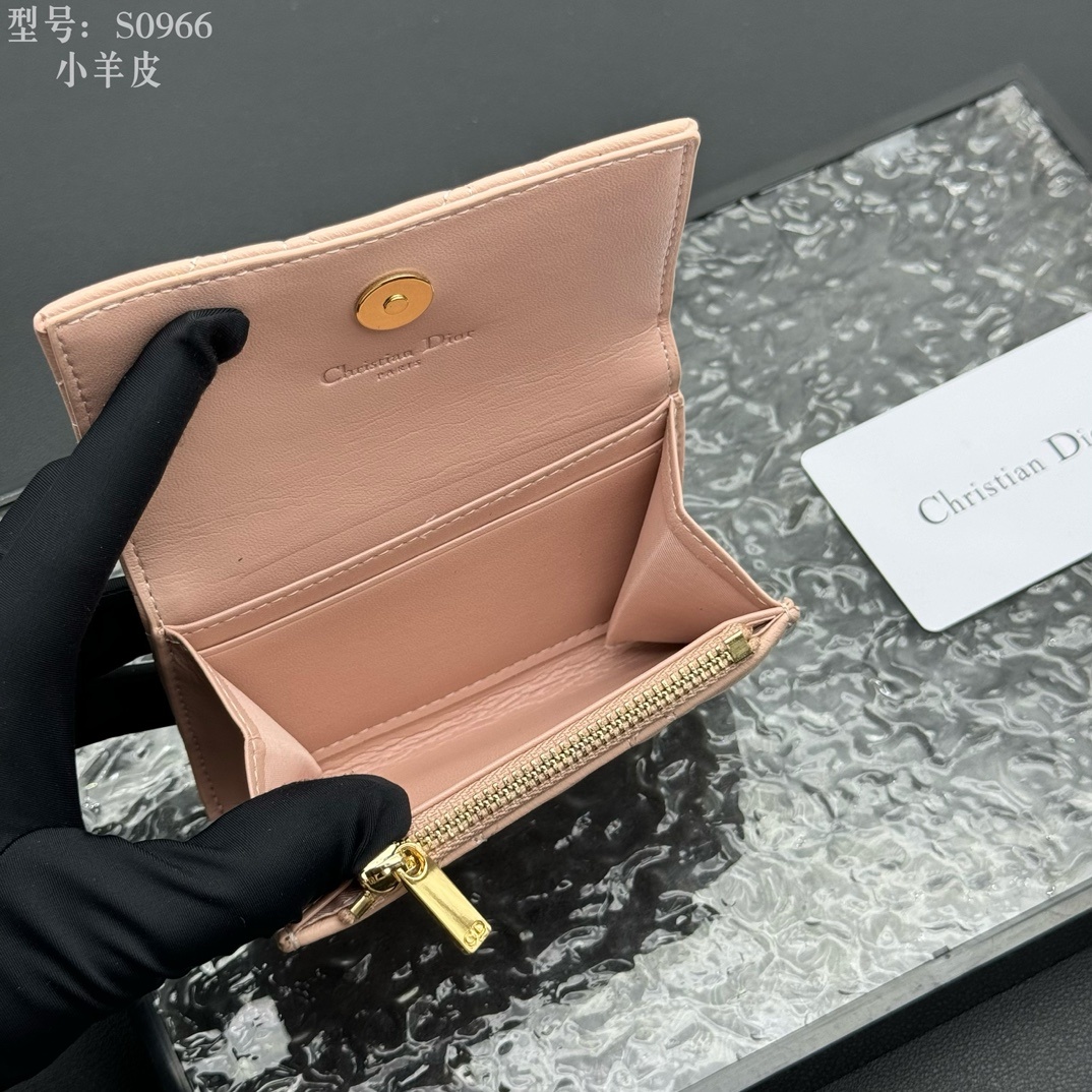 💎顶级质量 # 粉色
💕𝑫𝒊𝒐𝒓专柜正品有售💌内外全皮 
配图片盒子 独家实拍# 内置小香袋💕
这款M