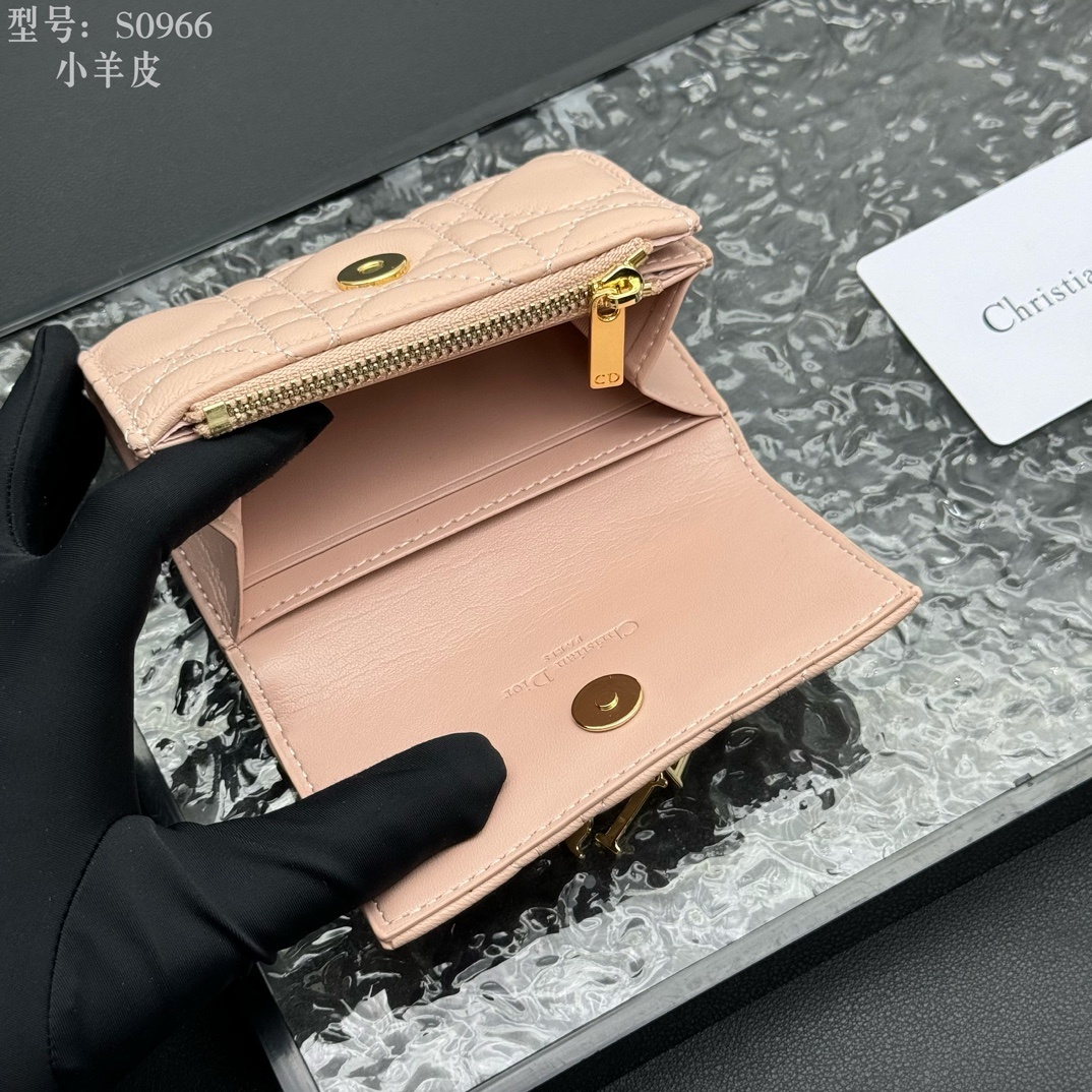 💎顶级质量 # 粉色
💕𝑫𝒊𝒐𝒓专柜正品有售💌内外全皮 
配图片盒子 独家实拍# 内置小香袋💕
这款M