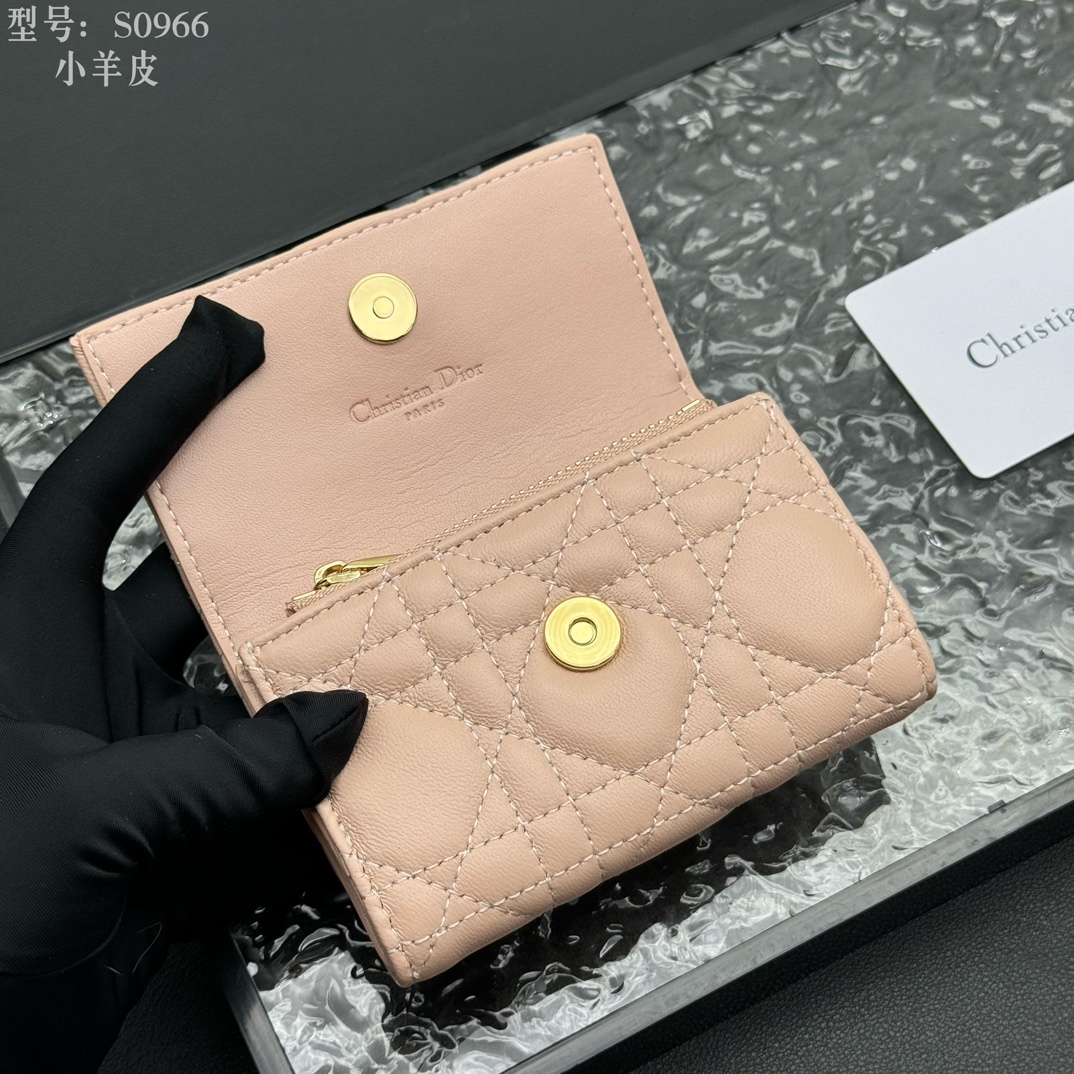 💎顶级质量 # 粉色
💕𝑫𝒊𝒐𝒓专柜正品有售💌内外全皮 
配图片盒子 独家实拍# 内置小香袋💕
这款M