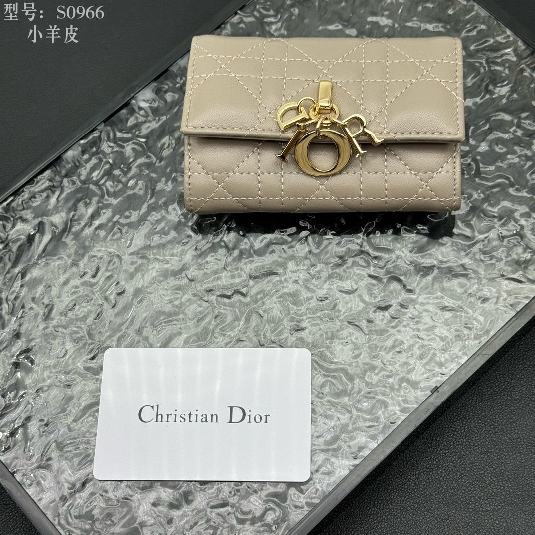 💎顶级质量 # 杏色
💕𝑫𝒊𝒐𝒓专柜正品有售💌内外全皮 
配图片盒子 独家实拍# 内置小香袋💕
这款M