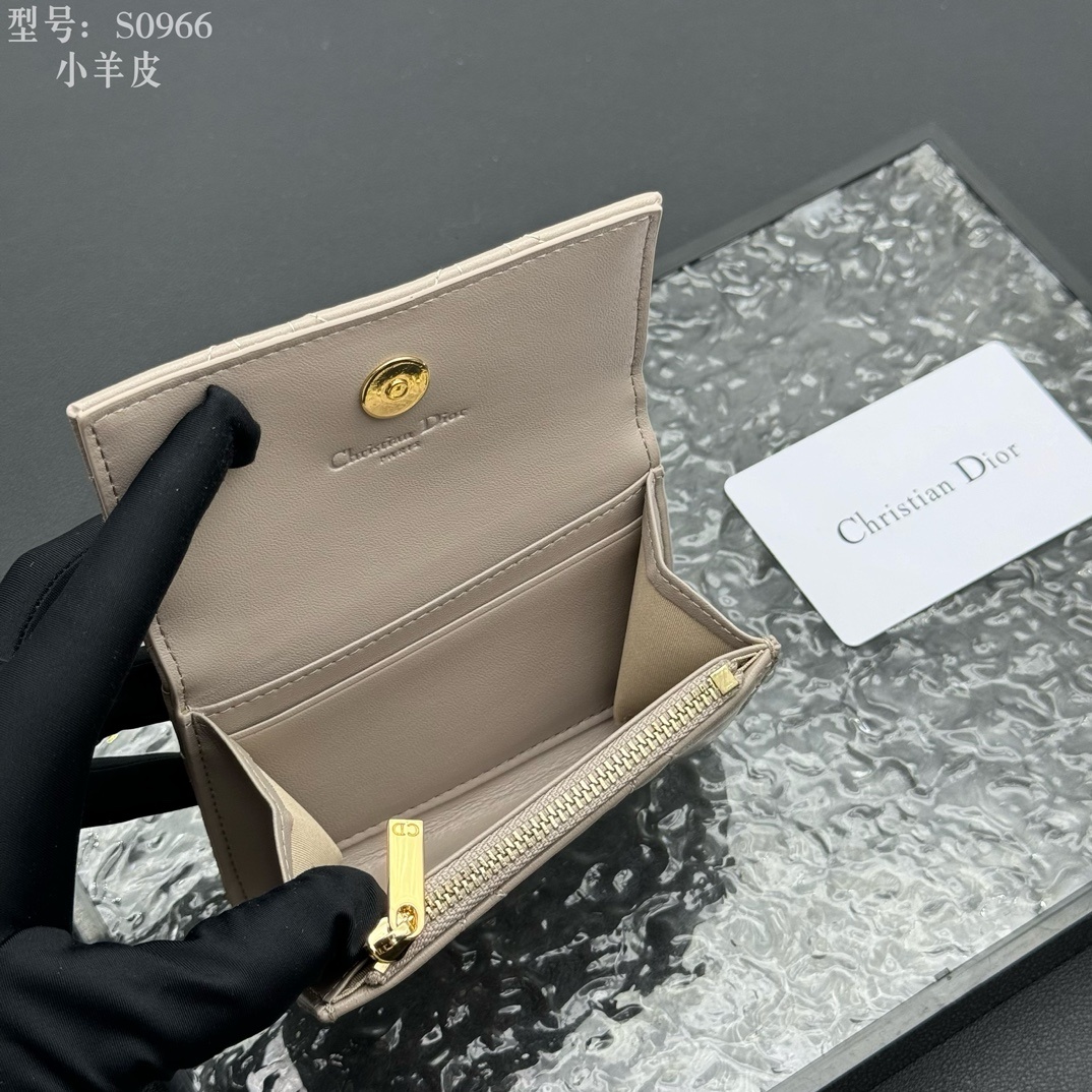 💎顶级质量 # 杏色
💕𝑫𝒊𝒐𝒓专柜正品有售💌内外全皮 
配图片盒子 独家实拍# 内置小香袋💕
这款M