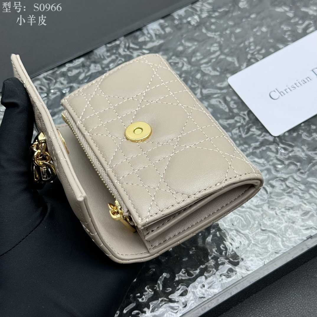 💎顶级质量 # 杏色
💕𝑫𝒊𝒐𝒓专柜正品有售💌内外全皮 
配图片盒子 独家实拍# 内置小香袋💕
这款M