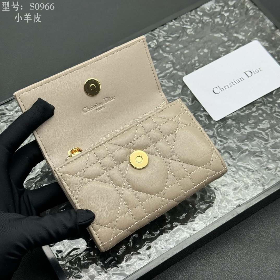 💎顶级质量 # 杏色
💕𝑫𝒊𝒐𝒓专柜正品有售💌内外全皮 
配图片盒子 独家实拍# 内置小香袋💕
这款M