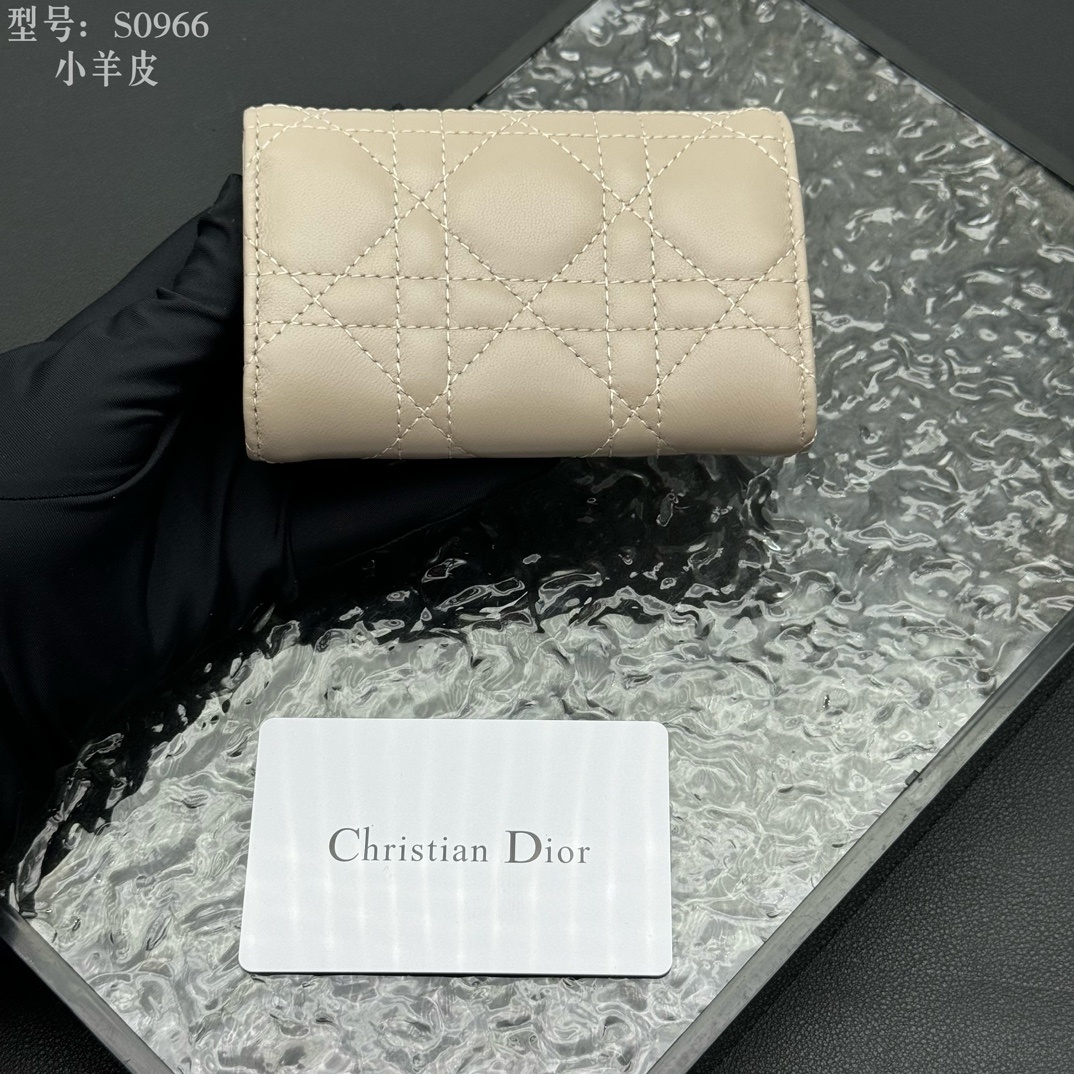💎顶级质量 # 杏色
💕𝑫𝒊𝒐𝒓专柜正品有售💌内外全皮 
配图片盒子 独家实拍# 内置小香袋💕
这款M