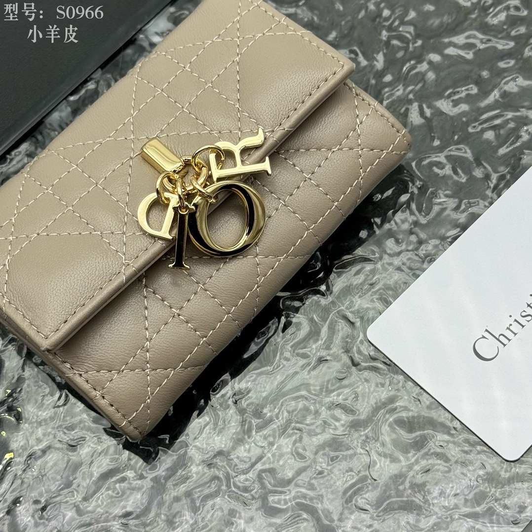 💎顶级质量 # 杏色
💕𝑫𝒊𝒐𝒓专柜正品有售💌内外全皮 
配图片盒子 独家实拍# 内置小香袋💕
这款M