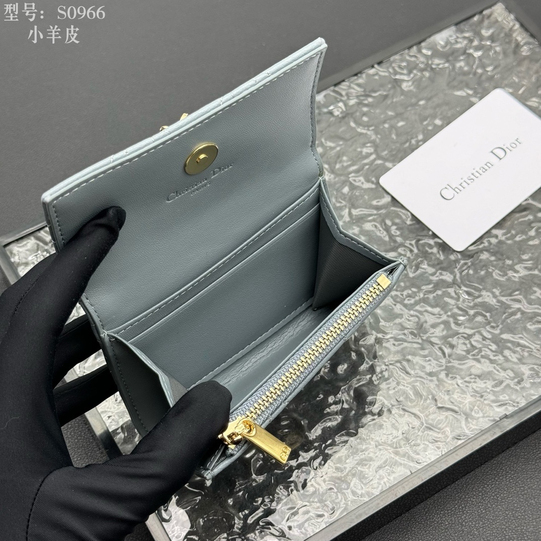 💎顶级质量 # 蓝色
💕𝑫𝒊𝒐𝒓专柜正品有售💌内外全皮 
配图片盒子 独家实拍# 内置小香袋💕
这款M