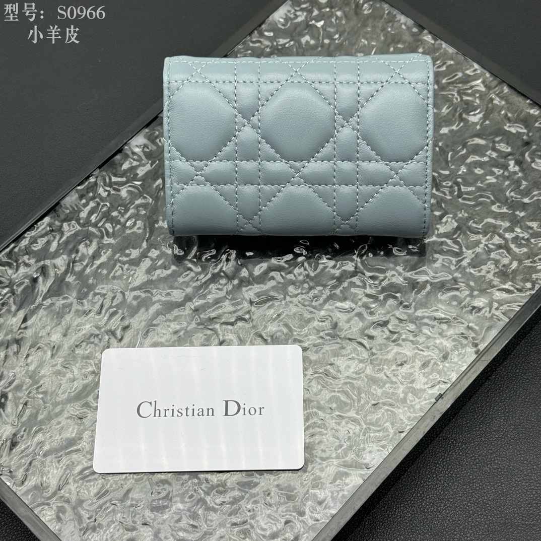 💎顶级质量 # 蓝色
💕𝑫𝒊𝒐𝒓专柜正品有售💌内外全皮 
配图片盒子 独家实拍# 内置小香袋💕
这款M