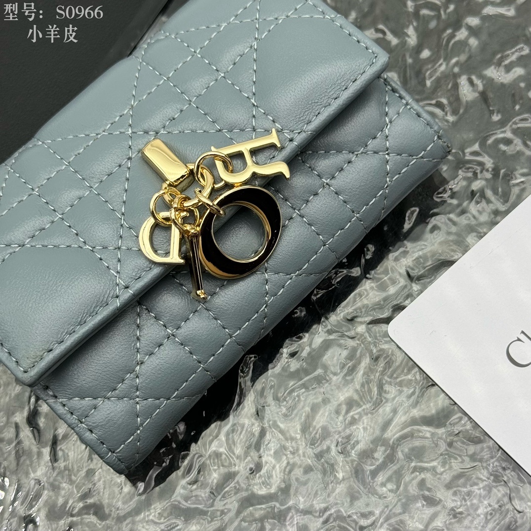 💎顶级质量 # 蓝色
💕𝑫𝒊𝒐𝒓专柜正品有售💌内外全皮 
配图片盒子 独家实拍# 内置小香袋💕
这款M