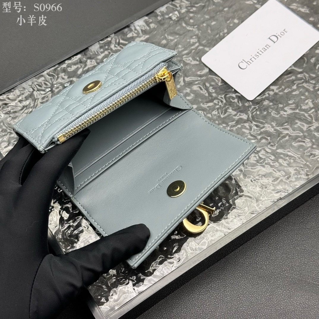 💎顶级质量 # 蓝色
💕𝑫𝒊𝒐𝒓专柜正品有售💌内外全皮 
配图片盒子 独家实拍# 内置小香袋💕
这款M