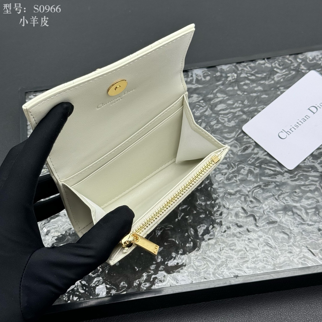 💎顶级质量 # 白色
💕𝑫𝒊𝒐𝒓专柜正品有售💌内外全皮 
配图片盒子 独家实拍# 内置小香袋💕
这款M
