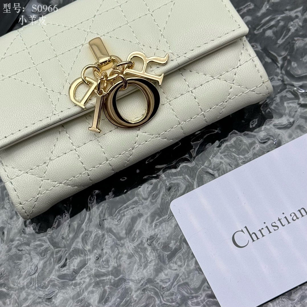 💎顶级质量 # 白色
💕𝑫𝒊𝒐𝒓专柜正品有售💌内外全皮 
配图片盒子 独家实拍# 内置小香袋💕
这款M