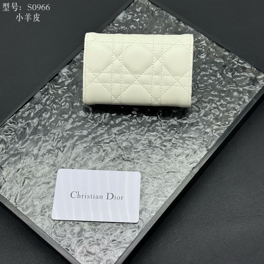 💎顶级质量 # 白色
💕𝑫𝒊𝒐𝒓专柜正品有售💌内外全皮 
配图片盒子 独家实拍# 内置小香袋💕
这款M