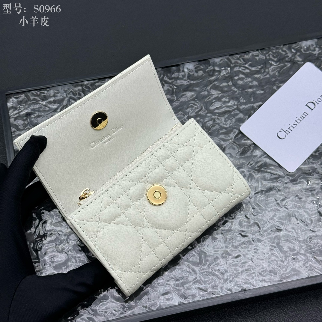 💎顶级质量 # 白色
💕𝑫𝒊𝒐𝒓专柜正品有售💌内外全皮 
配图片盒子 独家实拍# 内置小香袋💕
这款M