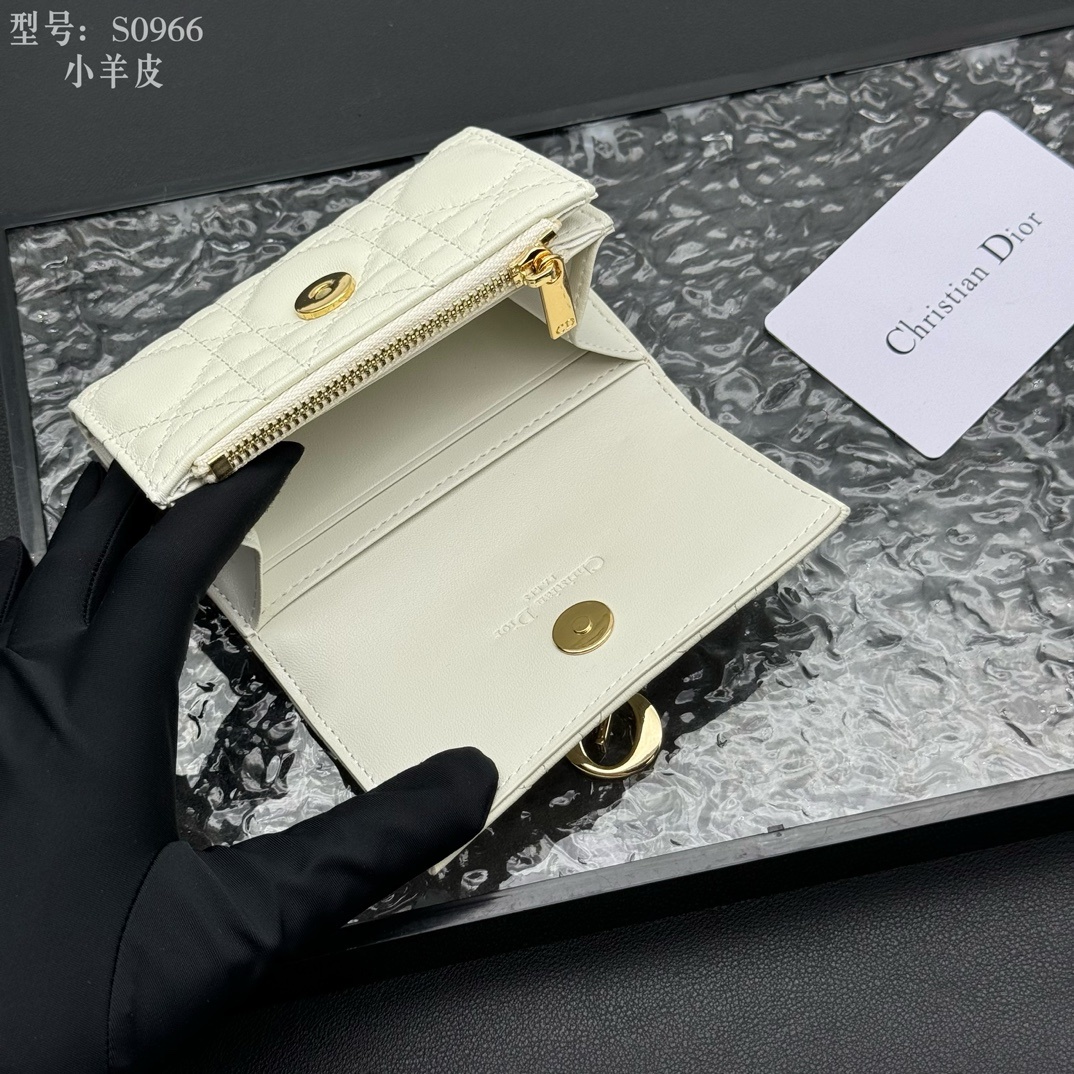 💎顶级质量 # 白色
💕𝑫𝒊𝒐𝒓专柜正品有售💌内外全皮 
配图片盒子 独家实拍# 内置小香袋💕
这款M