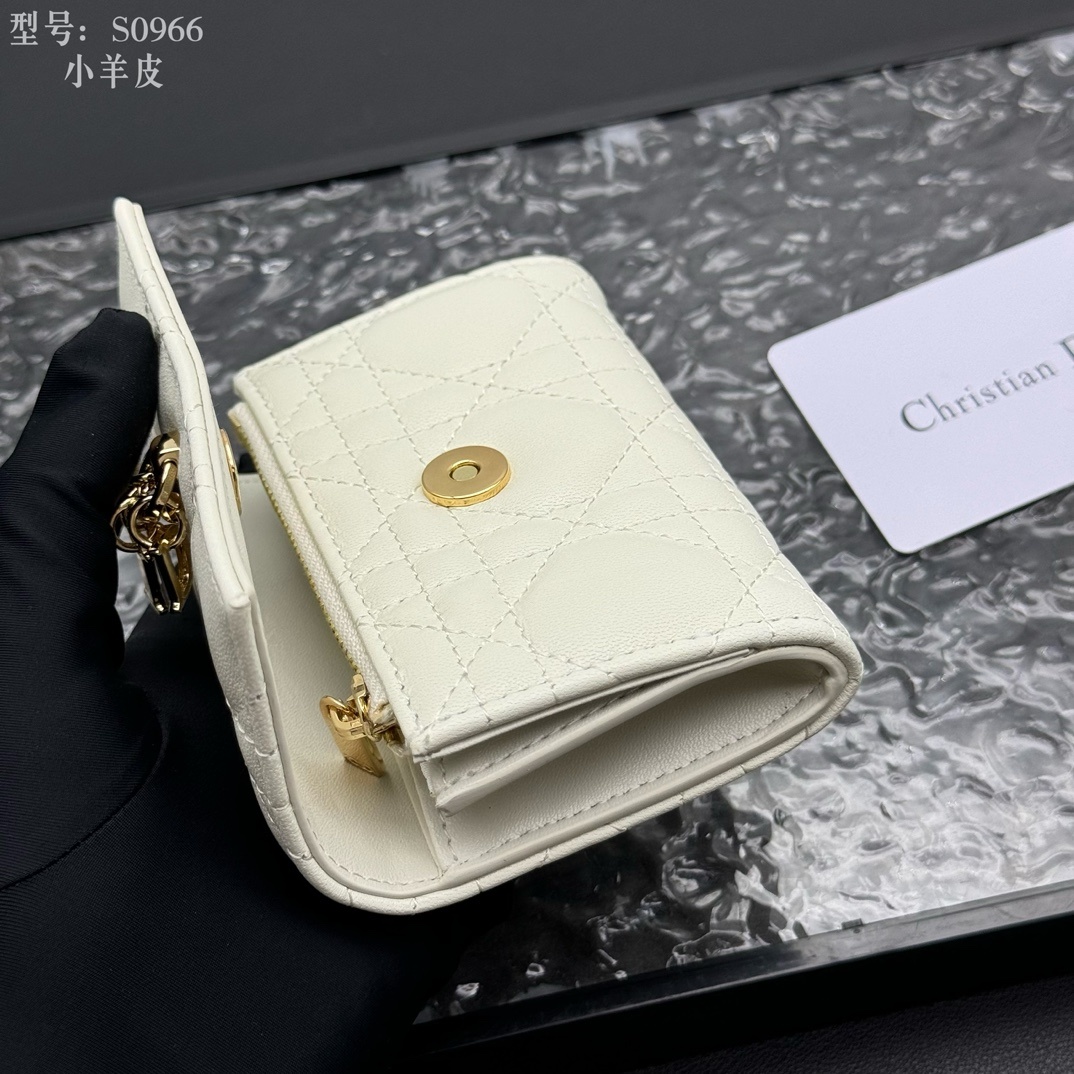 💎顶级质量 # 白色
💕𝑫𝒊𝒐𝒓专柜正品有售💌内外全皮 
配图片盒子 独家实拍# 内置小香袋💕
这款M