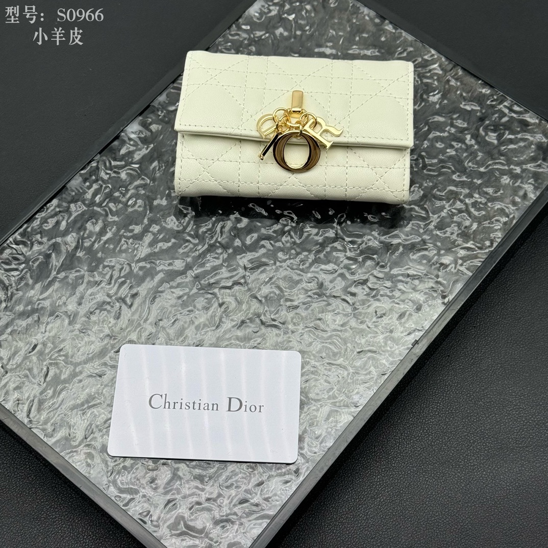💎顶级质量 # 白色
💕𝑫𝒊𝒐𝒓专柜正品有售💌内外全皮 
配图片盒子 独家实拍# 内置小香袋💕
这款M