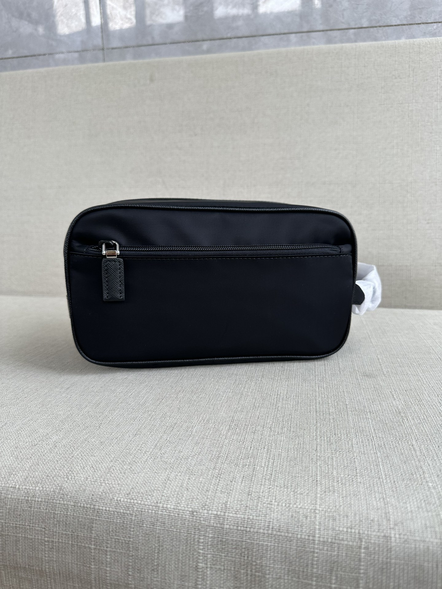 Черная сумка Prada из нейлона