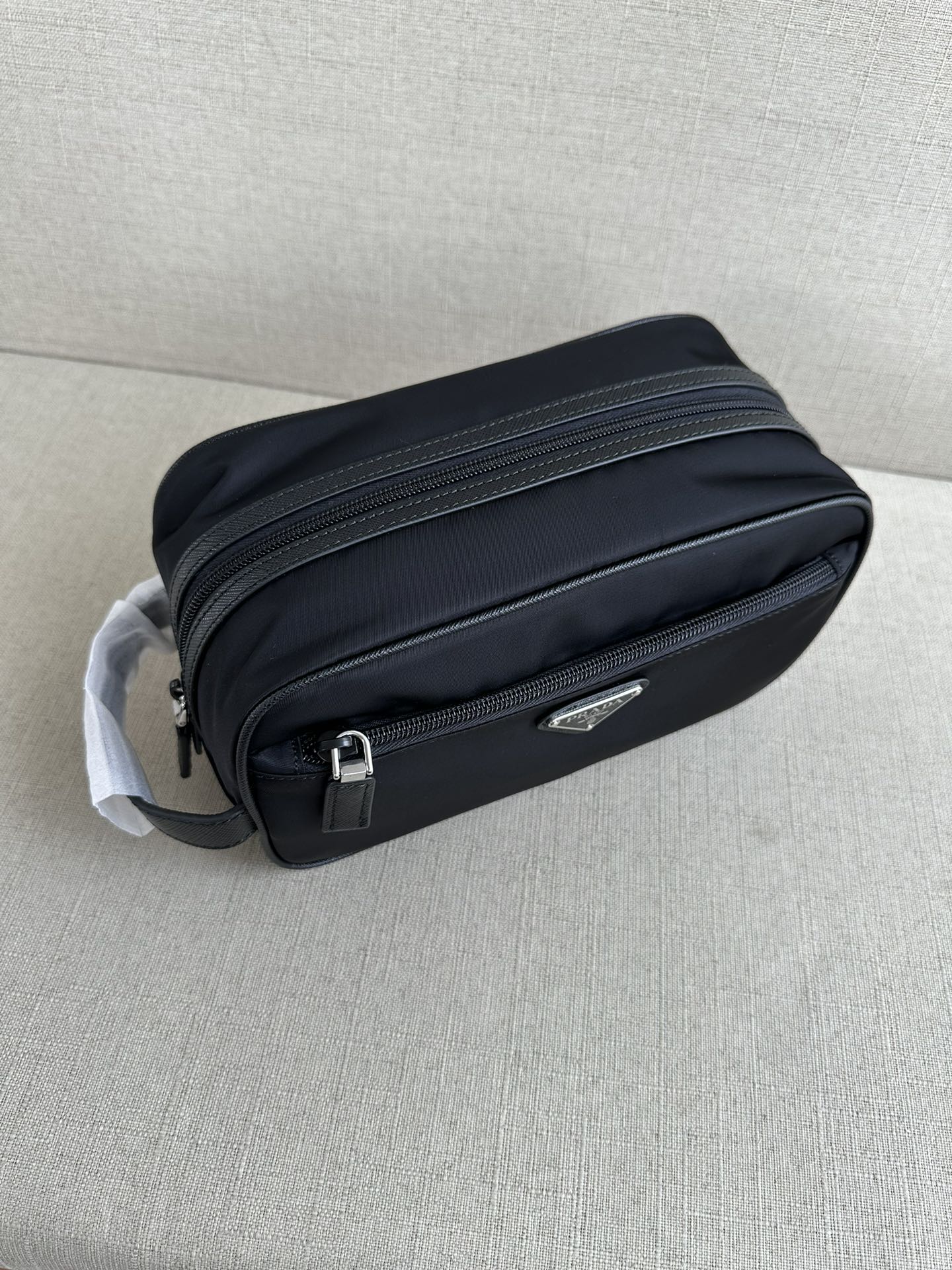 Черная сумка Prada из нейлона
