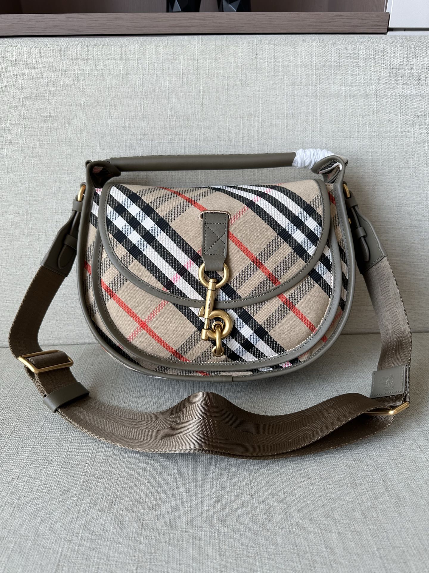 The latest Burberry! Burberry original latest model! Small B-shaped buckle soft and upright messenger bag! 100% Italian imported checkered fabric