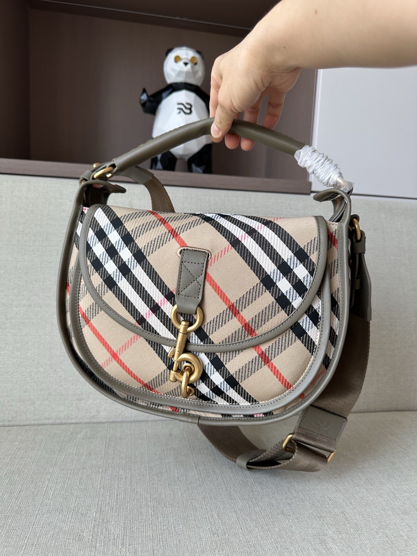 The latest Burberry! Burberry original latest model! Small B-shaped buckle soft and upright messenger bag! 100% Italian imported checkered fabric