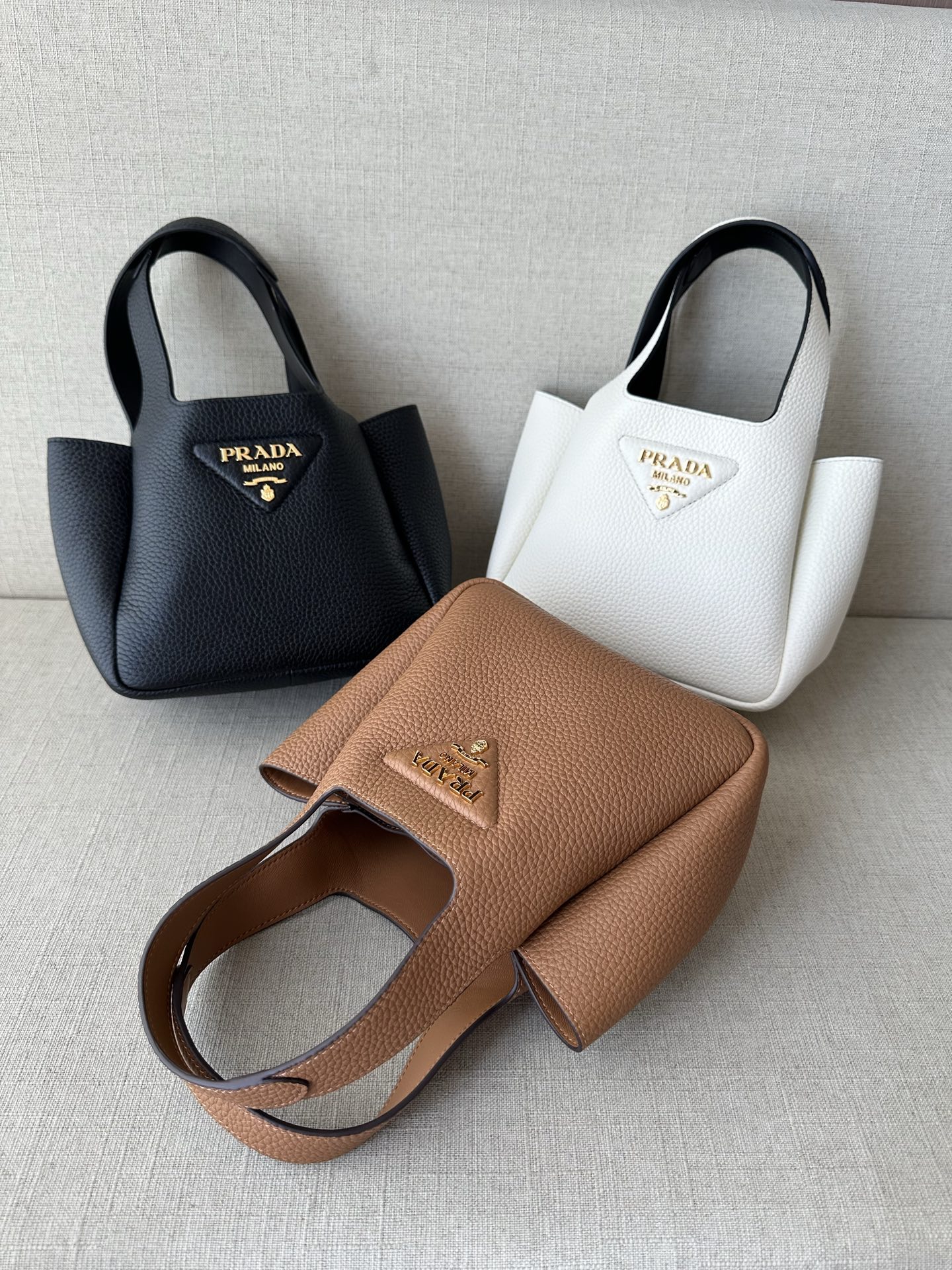 Кожаная сумка Prada с ручками