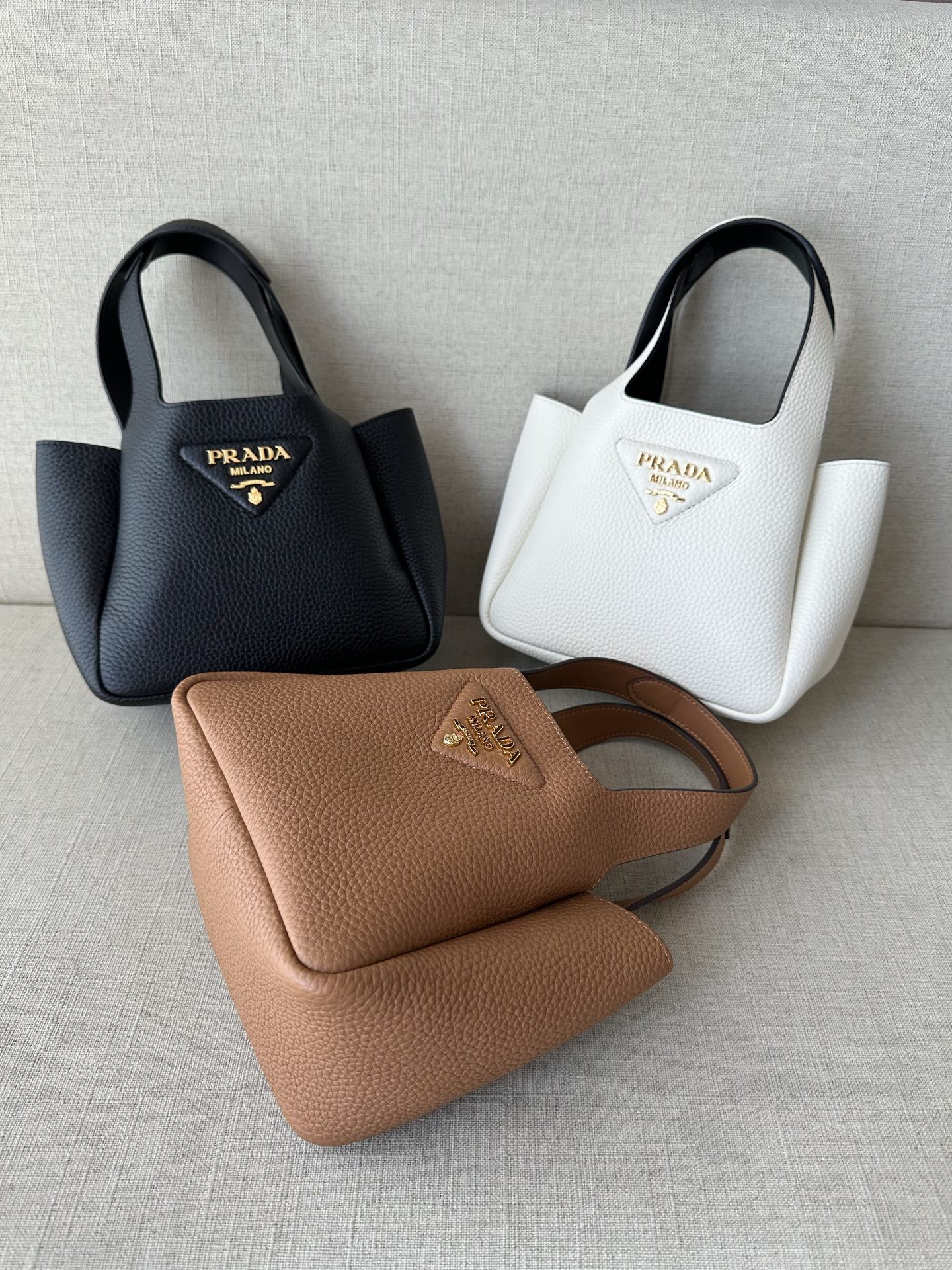 Кожаная сумка Prada с ручками