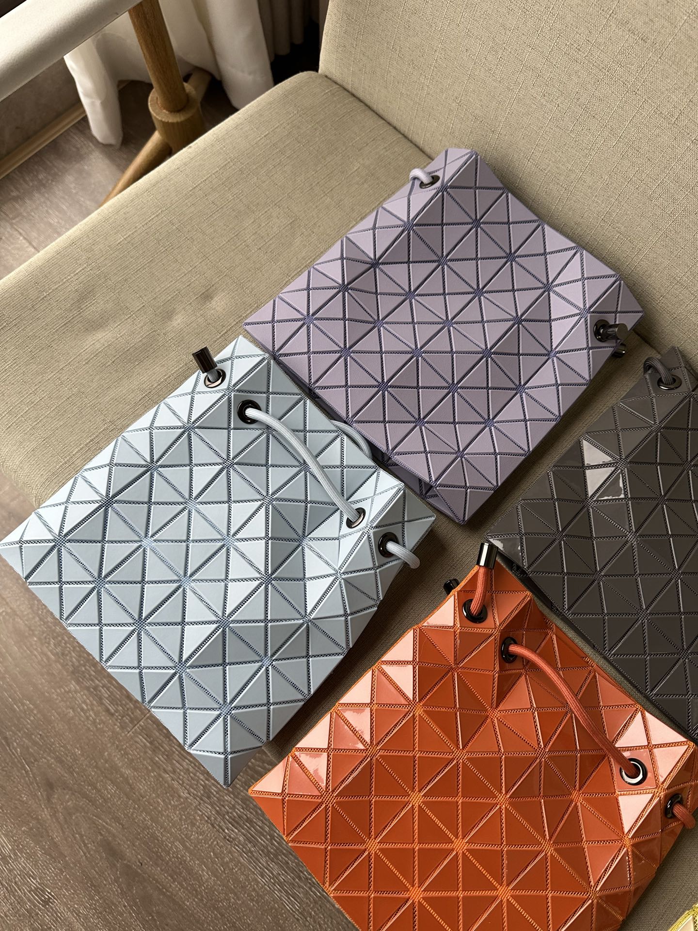 Issey Miyake 三宅一生 100% 日本代 渠道 绝对 ，防尘袋都是 挂牌 防尘袋 防伪码齐全