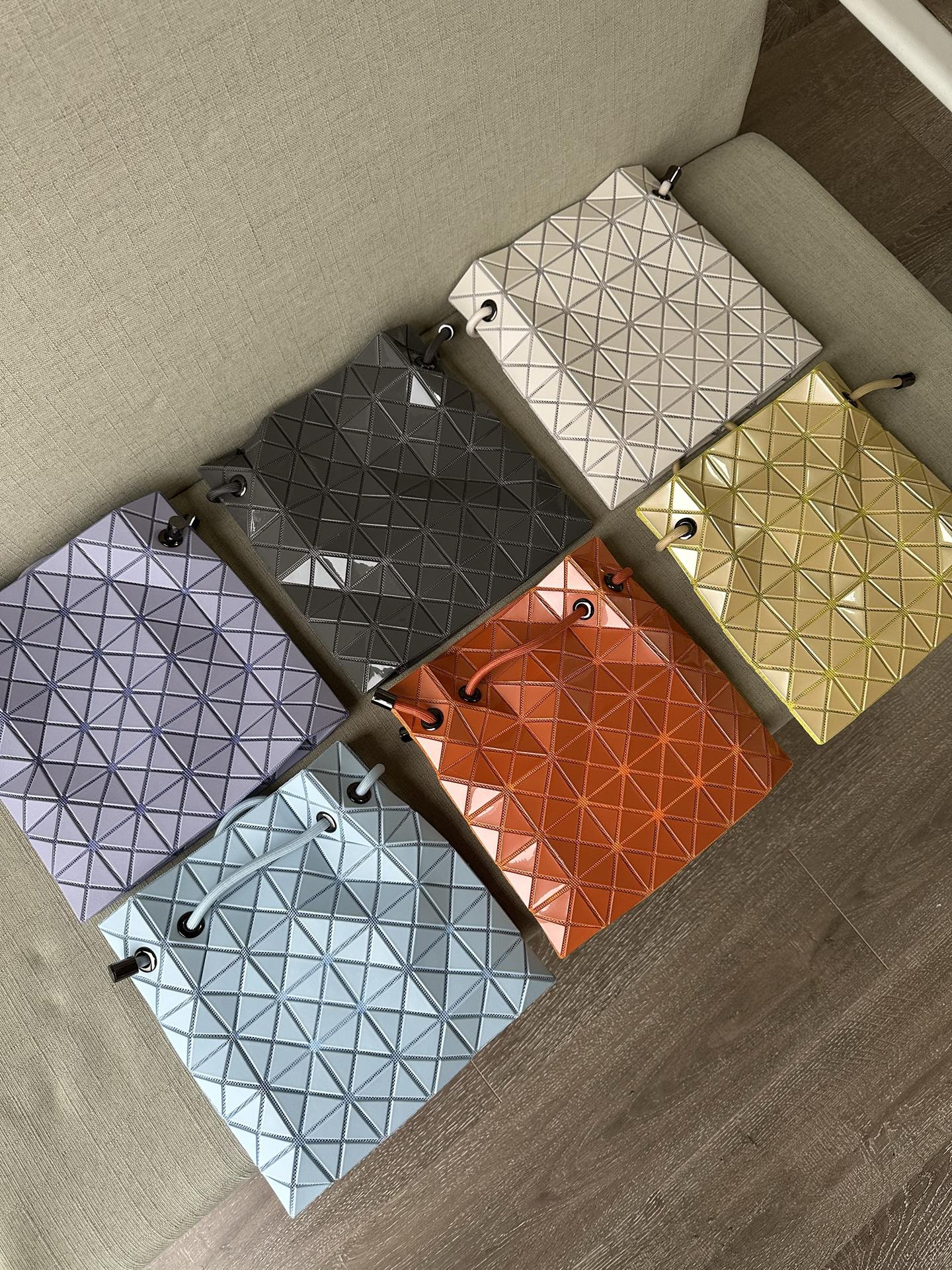 Issey Miyake 三宅一生 100% 日本代 渠道 绝对 ，防尘袋都是 挂牌 防尘袋 防伪码齐全