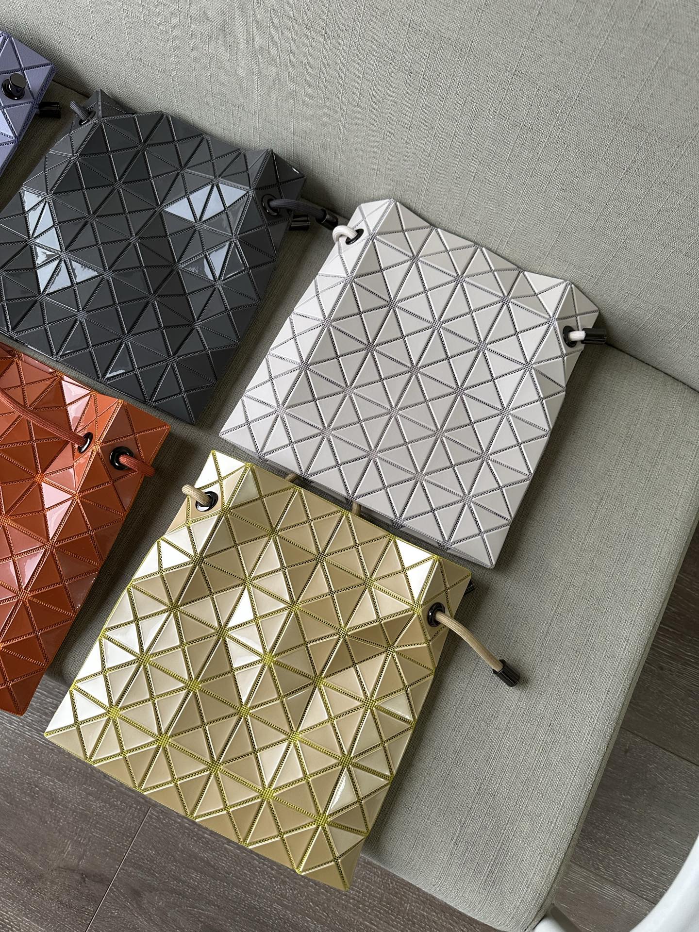 Issey Miyake 三宅一生 100% 日本代 渠道 绝对 ，防尘袋都是 挂牌 防尘袋 防伪码齐全