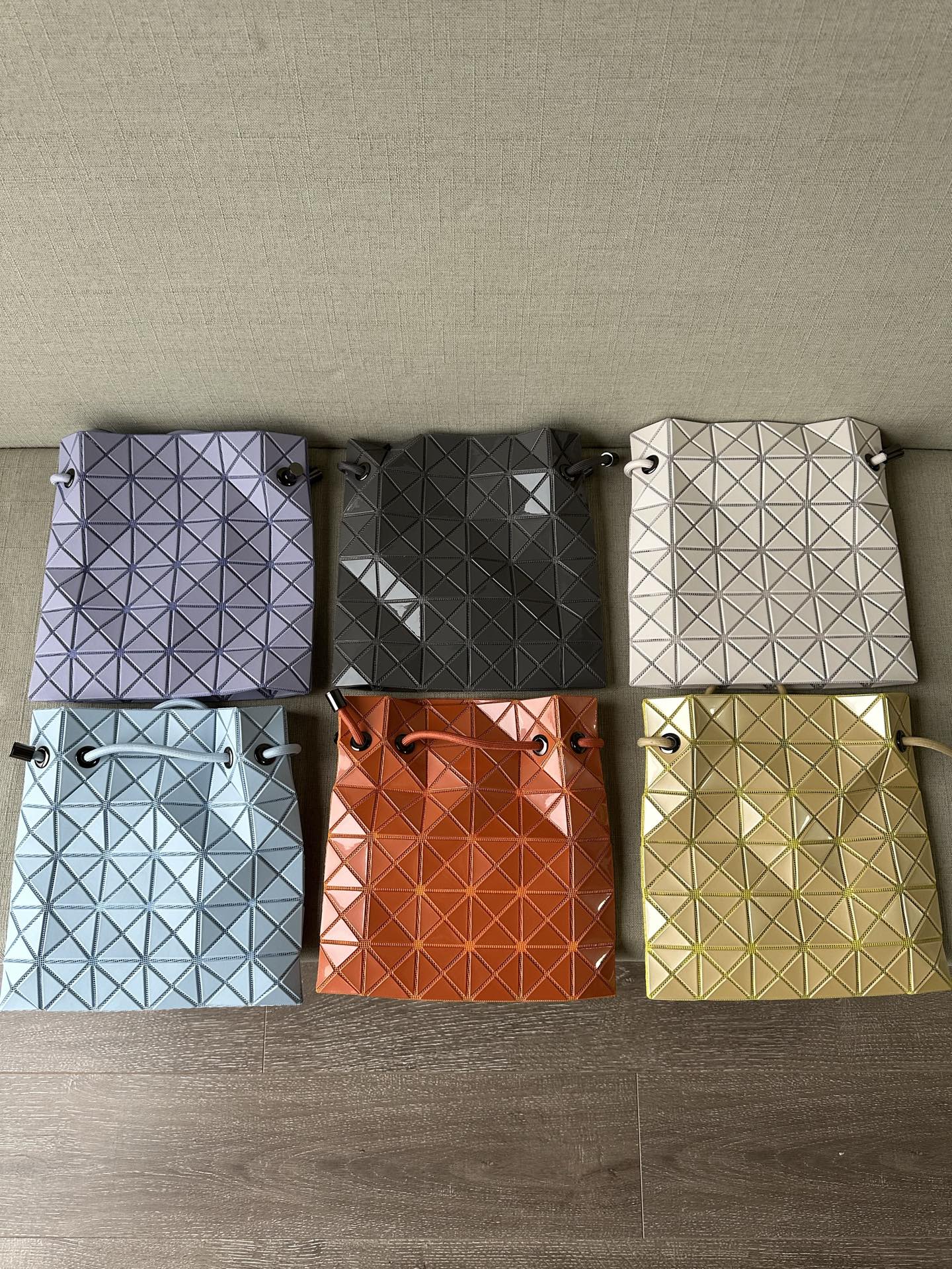 Issey Miyake 三宅一生 100% 日本代 渠道 绝对 ，防尘袋都是 挂牌 防尘袋 防伪码齐全