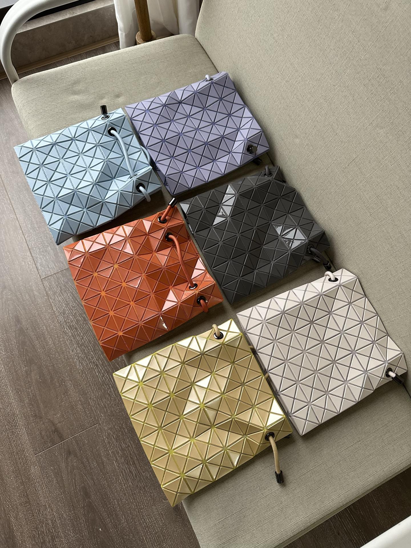 Issey Miyake 三宅一生 100% 日本代 渠道 绝对 ，防尘袋都是 挂牌 防尘袋 防伪码齐全