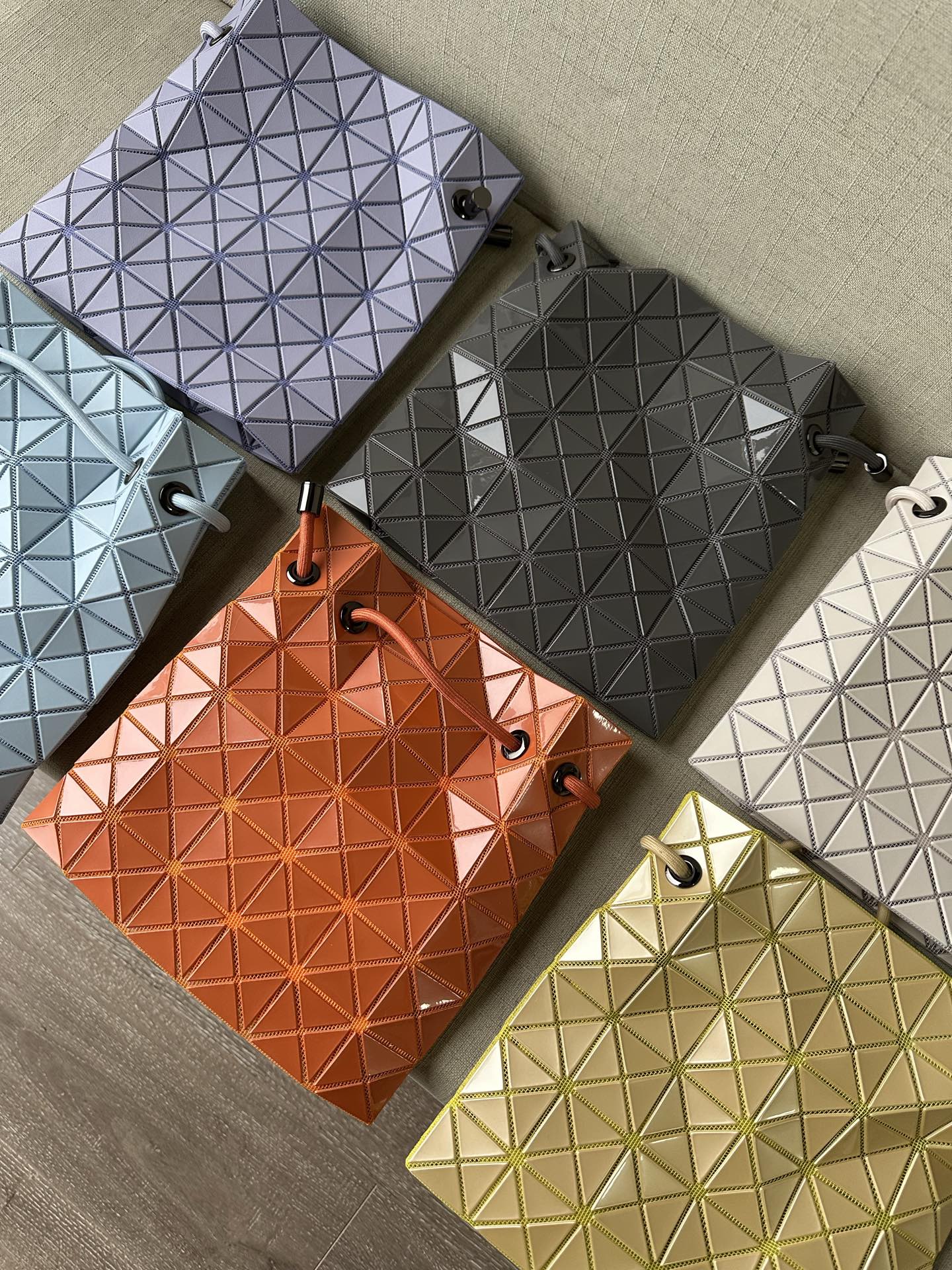 Issey Miyake 三宅一生 100% 日本代 渠道 绝对 ，防尘袋都是 挂牌 防尘袋 防伪码齐全