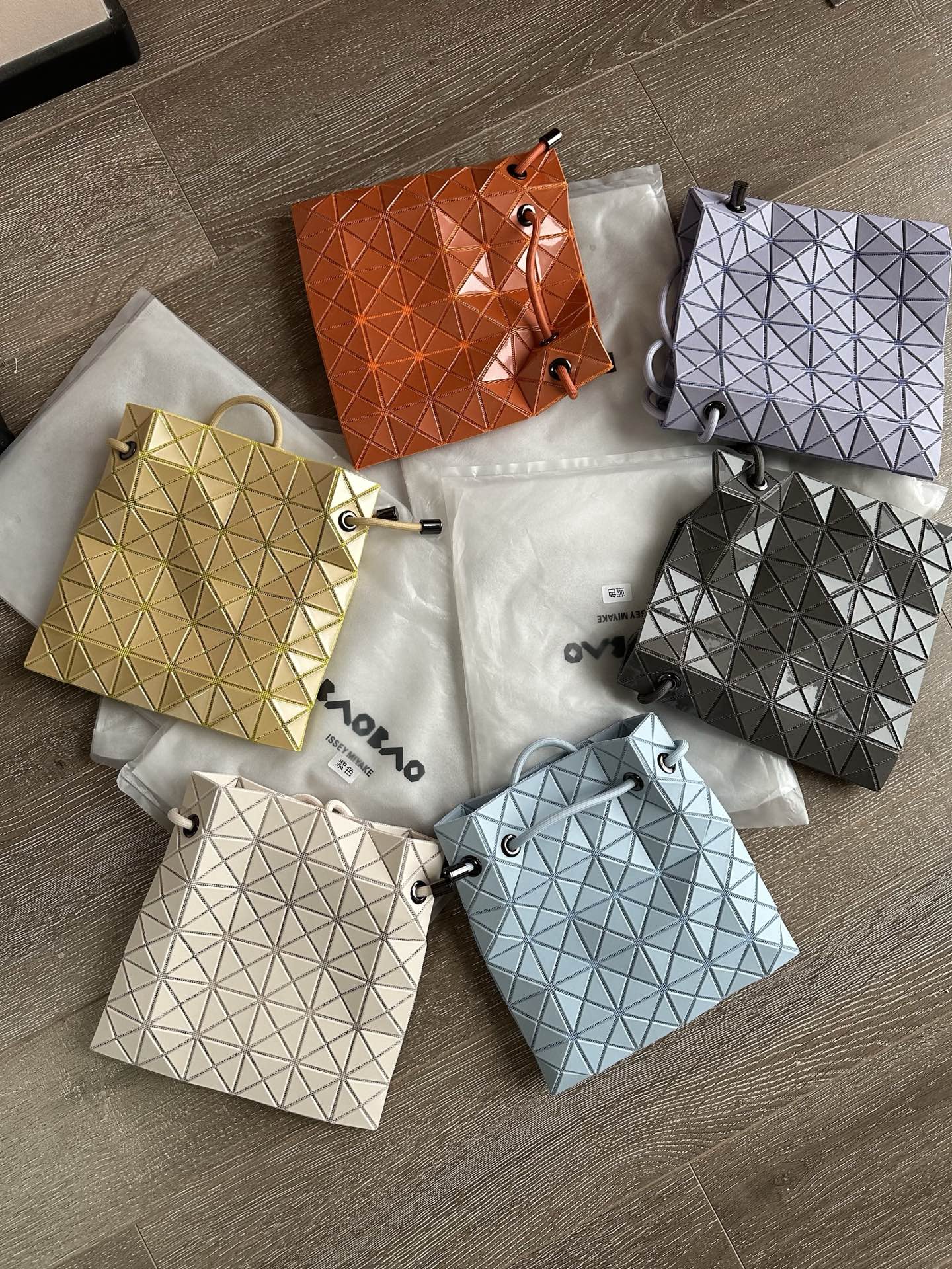 Issey Miyake 三宅一生 100% 日本代 渠道 绝对 ，防尘袋都是 挂牌 防尘袋 防伪码齐全
