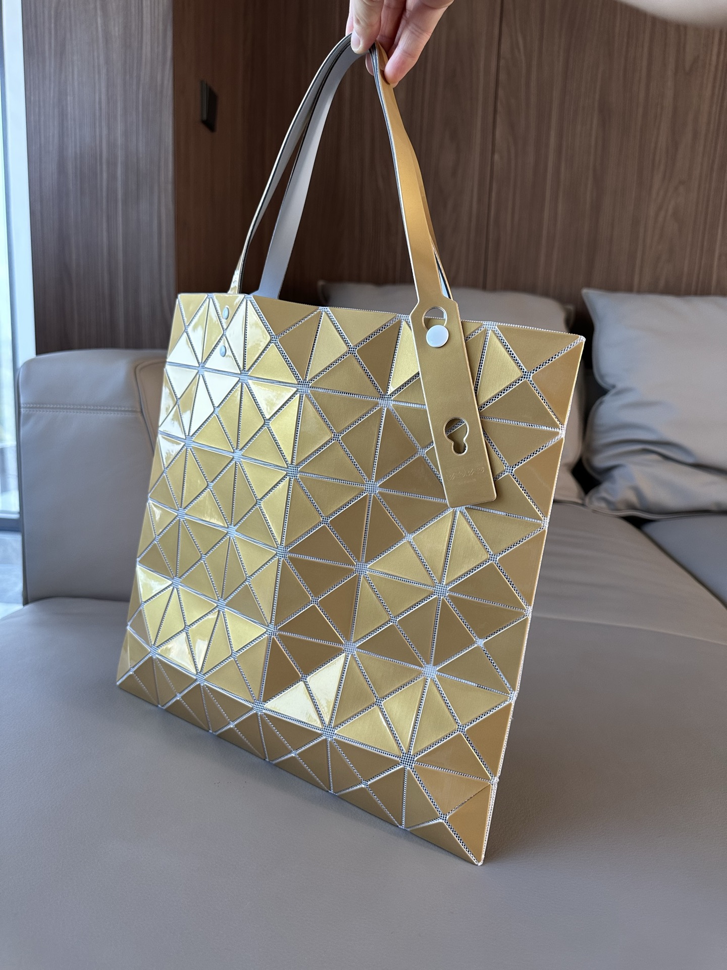 Золотая складная сумка Issey Miyake