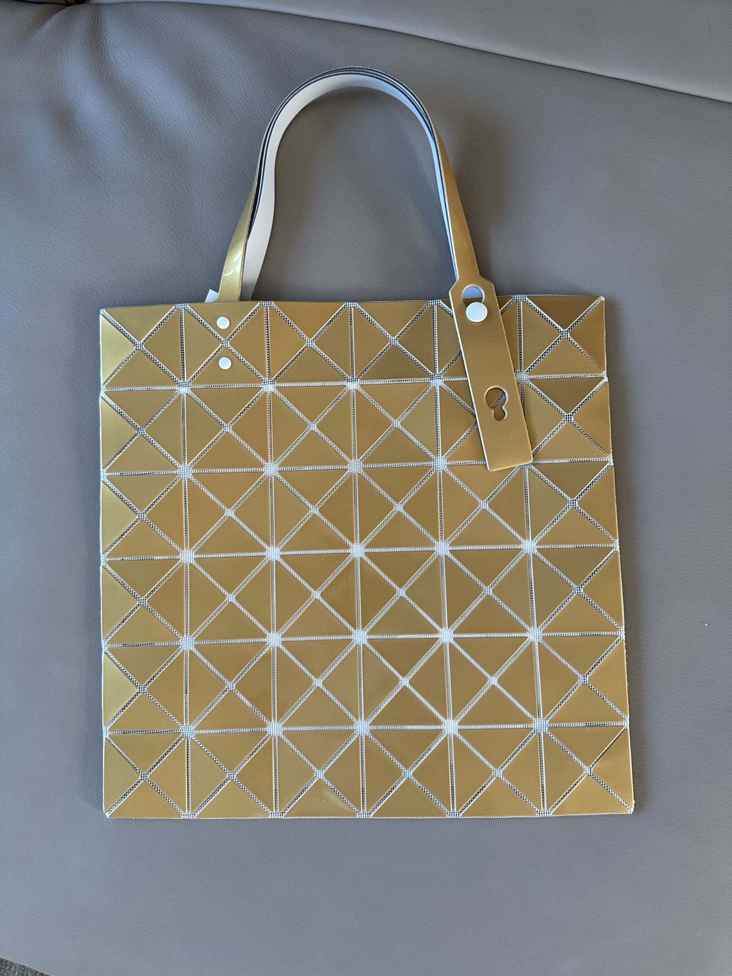 Золотая складная сумка Issey Miyake