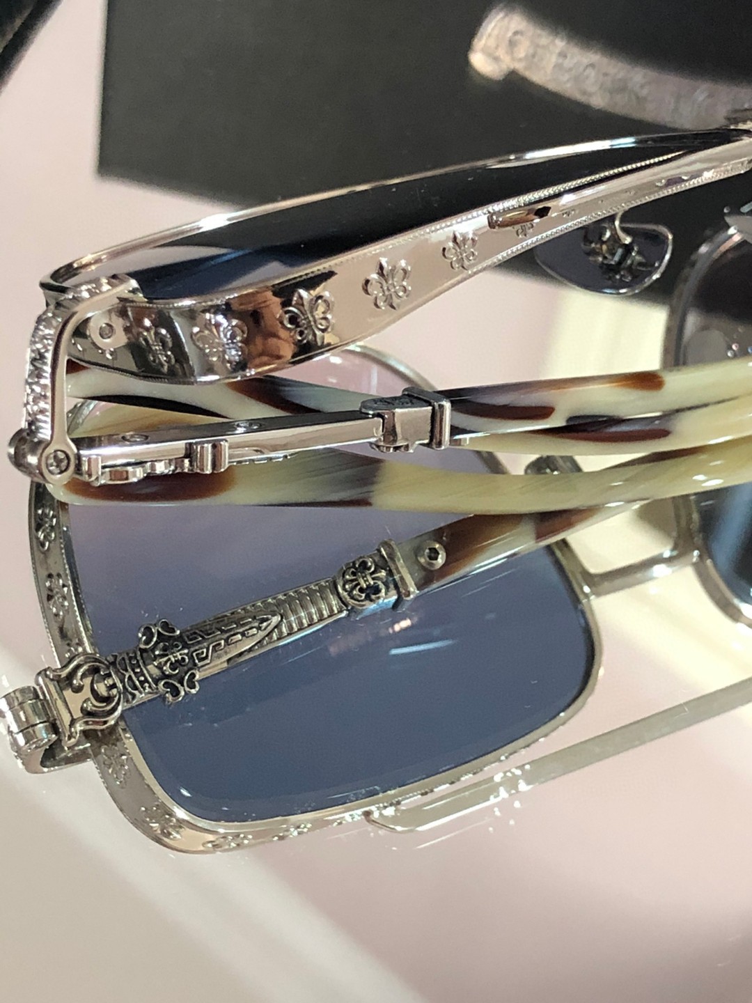 CHROMEHEART太阳镜灭世纵横版️狠货钛板一体立体眼罩感设计.工艺难度成本极高脚套全部采用意大利进