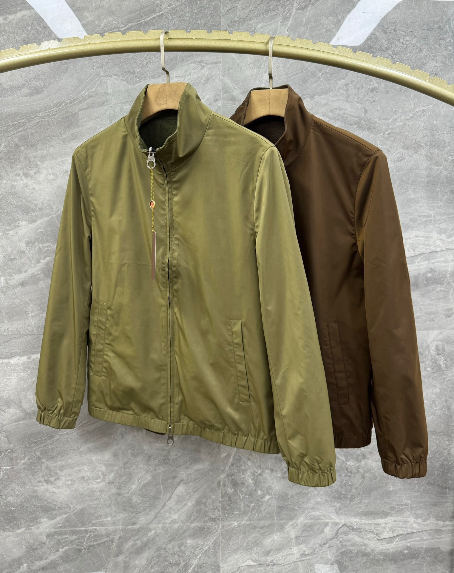 NO:116529,SOLO 24 autumn and winter new Loro pi*na double-sided wearable stand-up collar jacket, a must-have for high-end elite men's minimalist urban lightweight nylon jacket. Rare orders from Italy, top luxury brand LP for elite men, double-sided wearable design, one side light nylon and one side fleece fabric, minimalist body shape, presenting the brand's luxury temperament style, a must-have for urban handsome men!  LP, the top luxury brand with a long history and noble luxury from Italy, has been pursuing excellent quality and handicrafts for the past hundred years. The LP products are the best choice in any aspect. They must have styles, effect on the upper body, tailoring, design and design, and they are lasting. The aristocratic aura of the upper body cannot be replaced and they are very classy!  The clean version of the body is not decorated, reflecting the charm of free and easy for men. With the exquisite and smooth wiring details, the texture is extremely perfect. The top-quality lightweight nylon and fleece material is comfortable and clear in body, with clear texture, smooth feel but not losing texture, and a high-end luxury item with obvious matching performance!  Size M-3XL Color Green Dark Coffee M Bust 106 Shoulder width 46 Sleeve length 60 Sleeve length 64 L Bust 110 Shoulder width 47 Sleeve length 61 Sleeve length 65 XL Bust 114 Shoulder width 48 Sleeve length 62 Sleeve length 66 2XL Bust 118 Shoulder width 49 Sleeve length 63 Sleeve length 67 3XL Bust 122 Shoulder width 50 Sleeve length 64 Sleeve length 68 Size recommended M code within 130 catties, L code within 130-145 catties, XL code within 145-160 catties, XL code within 160-175 catties, 2XL code within 175-190 kg, 3XL code within 175-190 catties.,,loro piano,loro piano,jackets & coats,jackets & coats,alexander  wang19860909SOLO 24秋冬新款Loro pi*na双面可穿立领夹克,高端精英男士必备极简都市轻质尼龙外套.意大利同渠道稀有订单,精英级男士必备的顶奢品牌LP,双面可穿设计,一面轻质尼龙一面摇粒绒面料,极简的衣身造型,呈现出品牌的奢华气质范儿,都市型男必备！ 来自意大利历史悠久尊贵奢华的顶奢品牌LP,在过去一百年来Loro Piana一直追求卓越的质量和手工.LP的东西无论是哪个方面都是最好的选择,要款式有款式,要上身效果有效果,要剪裁有剪裁,要设计有设计,而且经久不衰,上身的贵族气场无法替代,并且很有档次！ 净版衣身无修饰,体现出洒脱自如的男士魅力.加上精湛平顺的走线细节,质感完美至极.顶级轻质尼龙与摇粒绒材质,贴身舒适纹理清晰,手感顺滑却不失质感,搭配性能显而易见的高奢单品！尺码M-3XL 颜色绿色 深咖色 M码胸围106 肩宽46 袖长60 衣长64 L码 胸围110 肩宽47 袖长61 衣长65 XL码 胸围114 肩宽48 袖长62 衣长66 2XL码 胸围118 肩宽49 袖长63 衣长67 3XL码 胸围122 肩宽50 袖长64 衣长68 尺码推荐 130斤以内穿M码,130-145斤穿L码,145-160斤穿XL码,160-175斤穿2XL码,175-190斤穿3XL码.,,loro piana,loro piana,jackets & coats,jackets & coats,alexander wang,Men's clothing