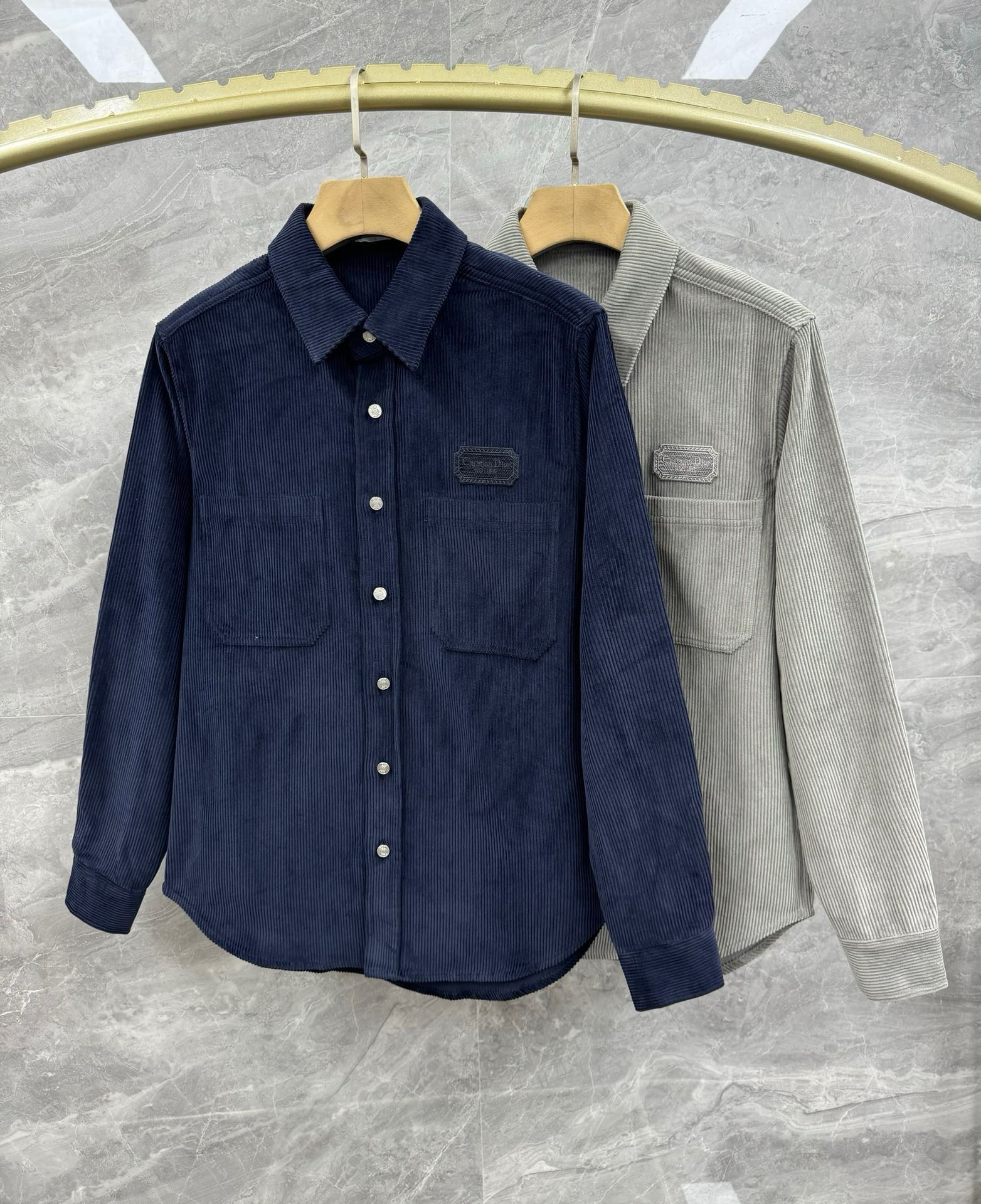 NO:116517,SOLO autumn and winter new CD embroidered square frame label logo embellished corduroy jacket, a retro versatile corduroy shirt jacket for men and women. Hong Kong foreign business channel goods, high-end vertical striped corduroy fabric, extraordinary delicate and softness. It has a retro literary nostalgic temperament, a fashionable and novel charming item!  The counter mainly promotes the series this year, corduroy occupies a core position in the fashion circle, popular top, extremely shaped items, compatible with various types of items, versatile and practical, almost every season of hard currency, with various labels, noble, literary, academic and high-end and other fashionable temperament types!  The overall design conforms to the aesthetic design of CD, using classic brand logo elements, the patch pockets on the chest are decorated with embroidered square frames and embroidered with CD classic embroidery logos, perfectly following the essence and genes of CD. From the main fabric to the detailed craftsmanship, all show the ingenuity of quality. The imported high-end corduroy fabric is soft and comfortable to touch, and the texture has traces of washing craftsmanship. It is very high-end retro and fashionable. The visual style is of quality and tune, and it is a soul-like identity display!  Size 39-42 (M-2XL) Size 39-size bust 108 Shoulder width 44 Sleeve length 64 Sleeve length 75 Size 40 Bust 112 Shoulder width 45 Sleeve length 65 Sleeve length 76 Size 41 Bust 118 Shoulder width 47 Sleeve length 66 Sleeve length 78 Size 42 Bust 122 Shoulder width 49 Sleeve length 68 Sleeve length 79 Size recommended sizes within 135 catties, size 39 sizes within 135-155 catties, size 40 size 155-170 catties, size 41 size 170-185 catties, size 42 size .,,jackets & coats,jackets & coats,alexander wang19860909SOLO秋冬新款CD刺绣方框标签logo点缀灯芯绒夹克,男女同款复古百搭灯芯绒衬衣外套.香港洋行渠道货,高级竖条纹灯芯绒面料,细腻柔软程度非同一般.自带复古文艺怀旧气质,一款时髦新颖的魅力单品！ 专柜今年主推系列,灯芯绒在时尚圈占据核心地位,人气TOP,塑造性极高的单品,兼容各种类型单品,百搭和实用性超级高,几乎是每季的硬通货,自带各种标签化,高贵、文艺、学院派高级等时髦气质型！ 整体的设计符合CD美学设计,运用了经典的品牌LOGO元素,胸前贴袋饰以刺绣方框,点缀以CD经典刺绣标识,完美沿袭了CD的精髓与基因.从主体面料到细节工艺,无不彰显出品质的匠心所在.日本客供进口高级灯芯绒面料,触感柔软舒适,肌理有着水洗工艺后的痕迹,非常高级复古且时髦,视觉画风有品有调,属于灵魂式的身份彰显！尺码39-42（M-2XL） 39码胸围108 肩宽44 袖长64 衣长75 40码胸围112 肩宽45 袖长65 衣长76 41码胸围118 肩宽47 袖长66 衣长78 42码胸围122 肩宽49 袖长68 衣长79 尺码推荐135斤以内穿39码,135-155斤穿40码,155-170斤穿41码,170-185斤穿42码 .,,jackets & coats,jackets & coats,alexander wang,Men's clothing