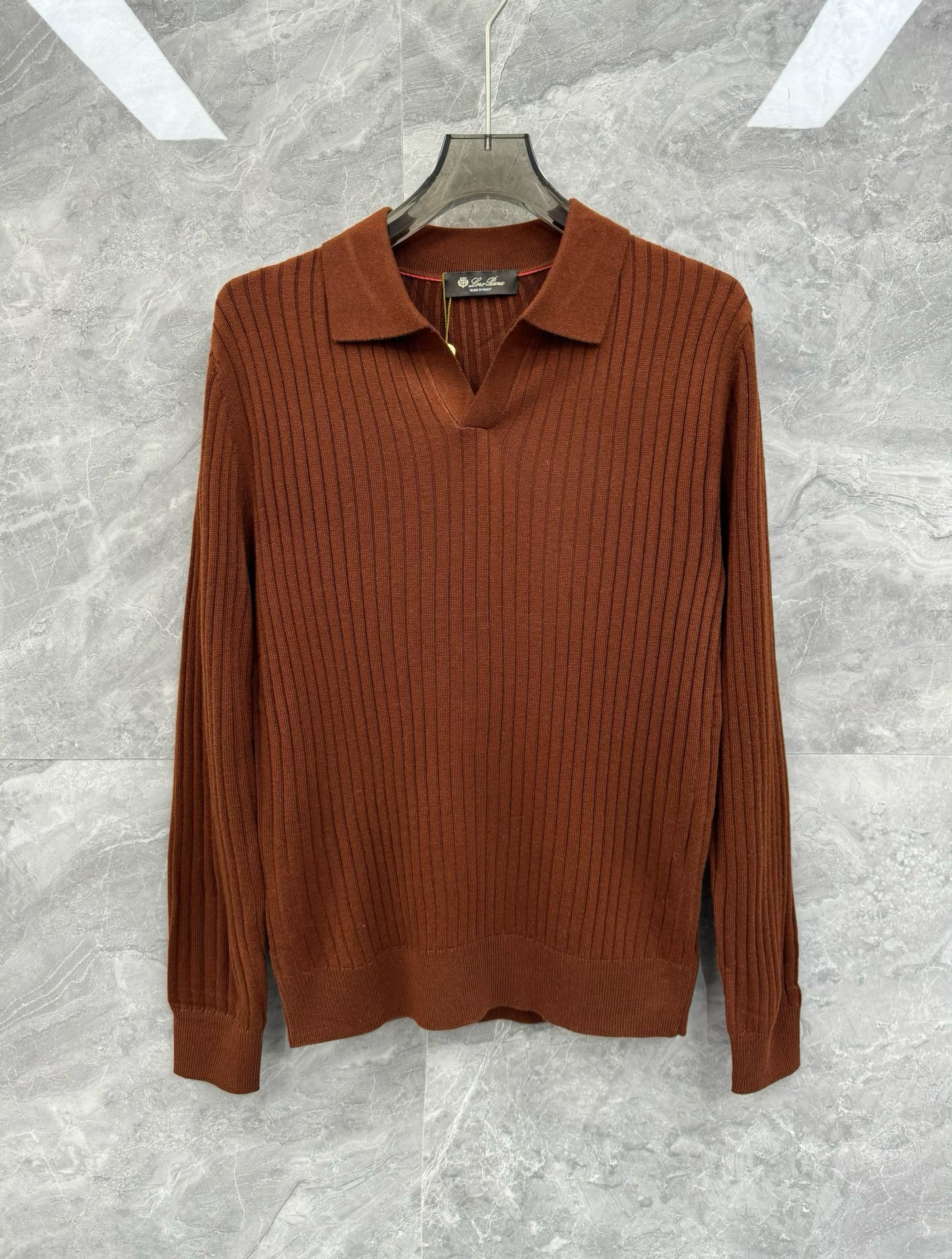 NO:116541,SOLO autumn and winter new Loro pi*na wool blended Italian seagull collar base shirt, a must-have minimalist urban wool sweater for high-end elite men. Rare orders from the same channel in Italy, a must-have top luxury brand LP wool sweater for elite men, minimalist body shape, top wool blend, perfect inner wear with a high-neck artifact!  Showing the brand's luxurious temperament, a must-have for urban handsome men!  LP, the top luxury brand with a long history and noble luxury from Italy, has been pursuing excellent quality and handicrafts for the past hundred years. The LP products are the best choice in any aspect. They must have styles, effect on the upper body, tailoring, design and design, and they are lasting. The aristocratic aura of the upper body cannot be replaced and they are very classy!  The top-grade wool blend texture, Italian seagull collar design, clean body without modification, the overall touch is extremely comfortable. The skin-friendly effect is high-end. This item is destined to be born for outfits, perfectly meeting the needs of various outfits. It is extremely extraordinary, and the grade and charm are extremely outstanding and eye-catching. The craftsmanship can accurately combine it with the material, which can better demonstrate the brand's grade and fashionable temperament!  Size M-3XL Color White Black Caramel Green M Size Bust 98 Shoulder width 44 Sleeve length 66 Sleeve length 67 Sleeve length 68 XL Size Bust 106 Shoulder width 46 Sleeve length 68 Sleeve length 69 Sleeve length 69 Sleeve length 70 3XL Size Bust 114 Shoulder width 48 Sleeve length 70 Sleeve length 71 Size Recommended sizes: M Size within 130 catties, L Size 130-145 catties, L Size 145-160 catties, XL Size 160-175 catties, XL Size 160-175 kg, 3XL Size 175-190 catties.,,loro piano,loro piano,sweaters,alexander wang19860909SOLO秋冬新款Loro pi*na羊毛混纺意式海鸥领打底衫,高端精英男士必备极简都市羊毛针织衫.意大利同渠道稀有订单,精英级男士必备的顶奢品牌LP的羊毛毛衣,极简的衣身造型,顶级羊毛混纺,完美的内穿搭配高领神器！呈现出品牌的奢华气质范儿,都市型男必备！ 来自意大利历史悠久尊贵奢华的顶奢品牌LP,在过去一百年来Loro Piana一直追求卓越的质量和手工.LP的东西无论是哪个方面都是最好的选择,要款式有款式,要上身效果有效果,要剪裁有剪裁,要设计有设计,而且经久不衰,上身的贵族气场无法替代,并且很有档次！ 顶级羊毛混纺质地,意式海鸥领设计,净版衣身无修饰,整体的触感极为舒适.亲肤效果高级,这种单品注定了就是为穿搭所生,完美的符合各种穿搭的所需.极为非凡,档次与魅力更是极为的出色亮眼,工艺能将其与材质精密结合,更能够彰显出品牌的档次与时髦气质所在！尺码M-3XL 颜色白色 黑色 焦糖 绿色 M码 胸围98 肩宽44 袖长66 衣长67 L码 胸围102 肩宽45 袖长67 衣长68 XL码胸围106 肩宽46 袖长68 衣长69 2XL码 胸围110 肩宽47 袖长69 衣长70 3XL码 胸围114 肩宽48 袖长70 衣长71 尺码推荐 130斤以内穿M码,130-145斤穿L码,145-160斤穿XL码,160-175斤穿2XL码,175-190斤穿3XL码.,,loro piana,loro piana,sweaters,alexander wang,Men's clothing