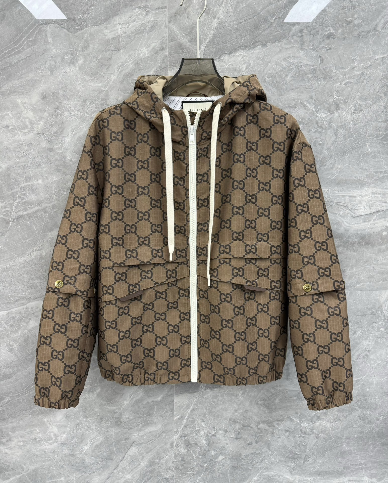 NO:116535,SOLO 24 autumn and winter new GU full screen double G diamond diamond diamond canvas jacket, the same style as men and women, the hooded jacket with removeable sleeves. Top channel private orders, high-end light luxury retro sports series arrives. GG classic diamond pattern splicing, large shoulder-drop design and removeable sleeves. With excellent style and powerful styling design, excellent upper body performance, perfect temperament, the best that high-end fans cannot miss!  This casual velvet jacket is made of brown and black GG nylon plaid fabric, with a large shoulder-drop design, detachable sleeves and leather piping tones. Everyone who sees this style will involuntarily look at it. The upper body effect is amazing, fashionable, luxurious, class, vitality, and high street can be fully demonstrated, and the recognition is even more obvious. The loose cut design is more in line with the current mainstream aesthetic standards. It is a versatile item that is not picky at all. The upper body is the high-luxury high street style!  !  Imported high-end nylon canvas fabric, with a very high-end texture, giving people a very unique sense of dressing performance. The lining is made of nylon, which has excellent skin-fitting experience and high practical wearability. The details are exquisite and exquisite, and it is simply a hot product without further ado. This single product has fashion performance, specifications and status. I think as long as you are a little familiar with fashion, you will understand how outstanding it is and how worth buying it!  Size M-3XL M Size Bust 112 Shoulder width 52 Sleeve length 55 Sleeve length 64 L Size Bust 116 Shoulder width 53 Sleeve length 56 Sleeve length 65 XL Size Bust 120 Shoulder width 54 Sleeve length 57 Sleeve length 66 2XL Size Bust 124 Shoulder width 55 Sleeve length 58 Sleeve length 67 3XL Size Bust 128 Shoulder width 56 Sleeve length 59 Sleeve length 68 Size Recommended size M Size M Size 130-145 catties, L Size 145-160 catties, XL Size 160-175 catties, 2XL Size 175-190 catties, 3XL Size .,,jackets & coats,jackets & coats,hats,alexander wang19860909SOLO 24秋冬新款GU满屏双G钻石菱格帆布夹克,男女同款可脱卸衣袖连帽外套.顶级渠道私密订单,高端轻奢复古运动系列驾到.GG经典菱格图案拼接,大落肩的设计与可脱卸衣袖搭配.带着出色的风格以及强大的造型设计,绝佳的上身性能,完美的气质彰显,高端粉丝不可错过的极品！ 这款休闲夹绒夹克采用咖色和黑色GG尼龙格子布匠心制作,大落肩的设计,可拆卸衣袖和同色调皮革滚边.每一个看到此款的人都会不由自主的侧目.上身效果十分惊人,时尚,奢华,档次,活力,高街都能全面彰显,并且辨识度更是一眼可知,宽松版型的剪裁设计更加符合当下的主流审美标准,完全不挑人的百搭单品,上身即是高奢高街之画风！！ 进口高级尼龙帆布面料,非常高档次的质地,给人非常独特的穿搭性能感.内衬采用锦纶材质,贴肤感受极佳,实穿性极高.细节精湛考究,简直是不用多说的爆款,这种单品时尚性能,规格以及地位,我想只要是稍微对时尚有点了解的人,你都明白其有多么的出彩吧,有多么值得入手吧！尺码M-3XL M码 胸围112 肩宽52 袖长55 衣长64 L码 胸围116 肩宽53 袖长56 衣长65 XL码胸围120 肩宽54 袖长57 衣长66 2XL码 胸围124 肩宽55 袖长58 衣长67 3XL码 胸围128 肩宽56 袖长59 衣长68 尺码推荐 130斤以内穿M码,130-145斤穿L码,145-160斤穿XL码,160-175斤穿2XL码,175-190斤穿3XL码 .,,jackets & coats,jackets & coats,hats,alexander wang,Men's clothing