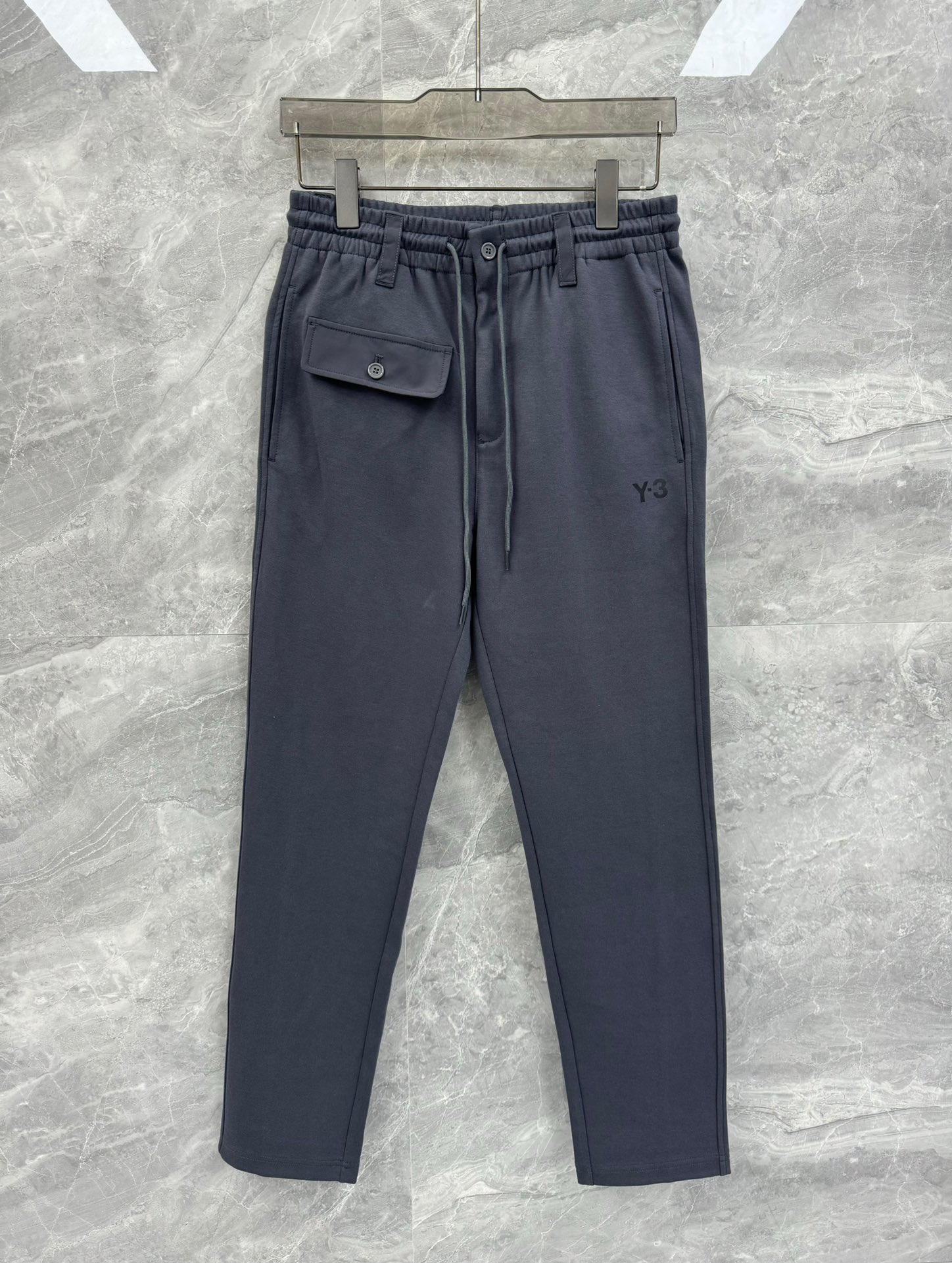 NO:511177,SOLO autumn and winter new Yamamoto family fake pocket design cotton casual pants, men's printed glue logo logo straight trousers. Japanese green rattan clothing order, Yamamoto family's latest trousers, simultaneously available in famous stores, handsome high street sports style, top heavy industry style, super handsome dark sports style, essential casual sports pants!  !  It is still as brilliant as ever. The classic glue-printing logo has a very strong brand characteristics. The fake pocket design reflects the effect of the high street. However, these things are not worth mentioning compared to the style of this model. I really don’t know how many people the designer has cut to design such a natural upper body effect, making the effect of the high street very natural and brilliant. It is not the kind of deliberately pretending to be cool, as if it is the natural temperament effect. The upper body can be created immediately, integrating sports and high street, making your outfit more classy, ​​perfectly showing the leg shape, absolutely trendy and stylish. Whether it is high street concave shape or sports and fitness, this model is an extremely good item!  !  !  !  This craftsmanship is simply top-notch cotton blended fabric, with an overall comfortable touch and high-end skin-friendly effect. This item is destined to be born for high street outfits, perfectly meeting the needs of various outfits. It is extremely extraordinary, and the grade and charm are extremely outstanding and eye-catching. The craftsmanship can accurately combine it with the material, and can better demonstrate the brand's grade and fashionable temperament. Size S-2XL Color Black Gray S S Waist 74-84 Hips 104 Trousers 100 M Waist 78-88 Hips 108 Trousers 101 L Waist 82-92 Hips 112 Trousers 102 XL Waist 86-96 Hips 116 Trousers 103 2XL Waist 90-100 Hips 120 Trousers 104 Size recommendation  S code within 130 catties, M code within 130-145 catties, L code within 145-160 catties, XL code within 160-catties, XL code within 190 kg, 2XL code within 1XL code within 190 catties.,,alexander wang19860909SOLO秋冬新款山本家族假口袋设计棉质休闲裤,男士印胶logo标识直筒长裤.日本青藤制衣订单,山本家族最新裤装单品,同步名品店发售,帅气高街运动风格,顶级重工打造款式,超帅暗黑运动风格打造,必备休闲运动裤！！ 还是一如既往的出彩惊艳,经典的印胶标识,品牌特性相当之强,加上假口袋设计,更是体现了高街效果,不过这些东西与此款的版型相比较都是不值一提,真心不知道设计师裁剪过了多少人的体型才能设计出如此之自然的上身效果,让高街效果十分的自然出彩,它不是那种刻意的去装帅装酷,仿佛就是天生的那种气质效果,上身立马就能营造出来,让运动与高街融为一体,让你的穿搭更显档次效果,完美都彰显腿型,绝对的潮流有型,无论是高街凹造型还是运动健身,此款都是极为不错的单品！！！！ 此款工艺简直就是到顶,顶级棉质混纺面料,整体的触感极为舒适,亲肤效果高级,这种单品注定了就是为高街穿搭所生,完美的符合各种穿搭场合的所需.极为非凡,档次与魅力更是极为的出色亮眼,工艺能将其与材质精密结合,更能够彰显出品牌的档次与时髦气质所在. 尺码S-2XL 颜色黑色 灰色 S码 腰围74-84 臀围104 裤长100 M码 腰围78-88 臀围108 裤长101 L码 腰围82-92 臀围112 裤长102 XL码腰围86-96 臀围116 裤长103 2XL码 腰围90-100 臀围120 裤长104 尺码推荐 130斤以内穿S码,130-145斤穿M码,145-160斤穿L码,160-斤穿XL码,-190斤穿2XL码.,,alexander wang,Men's clothing