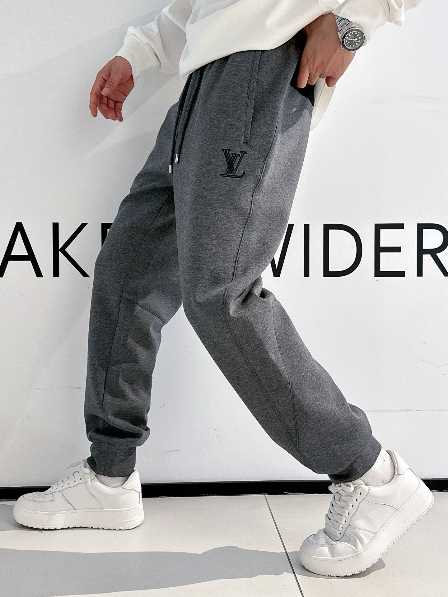 NO:121366,24 autumn and winter new Louis embroidery logo embellishes 3D air layer casual pants, high-end men's must-have back splicing contrast color design versatile tying pants. France's top channels, Louis classic craftsmanship, back splicing contrast color design, top scuba traceless and non-iron 3D air layer structure, encrypted knitting techniques, vertical wrinkle resistance, skin-friendly and breathable, moisture-absorbing and warm. Low-key and luxurious, both taste and fashion!  Louis Men's high-end main line always adheres to the integration of elegance, softness and practicality, and continuously penetrates the spirit of innovation in every detail, every curve, and every cut. A top-notch single item, the iconic embroidered letter logo, perfectly presents the brand's charm. The top-notch trouser shape and the back splicing contrast design, an unparalleled versatile style, and the top-notch dressing performance, highlights your fashion and charm.  This air-layer fabric is redesigned to pursue lightness and breathability, and pays attention to natural texture in gloss. The fabric has a delicate and gentle matte luster, which is shining but not bright, which can better show the high-end quality of the clothing without losing its low profile and comfort. The molding is crisp and soft, providing good conditions for the cutting and silhouette of the clothing, allowing the clothing to retain a comfortable wearing experience while pursuing the style, balancing the appearance and practicality. The fabric also has the characteristics of breathability and four-way elasticity. The wearer can feel the softness and lightness of the fabric and can extend freely. Size M-3XL Color Gray Black Size M Waist 72-82 Hip 104 Trouser length 98 L Waist 76-86 Hip 108 Trouser length 99 XL Size waist 80-90 Hip 112 Trouser length 100 2XL Size size 2XL Size size 100 2XL Size size 104 Trouser length 98 L Waist 76-86 Hip 108 Trouser length 99 XL Size size waist 80-90 Hip 112 Trouser length 100 2XL Size size 2  Waist circumference 84-94 hip circumference 116 trousers length 101 3XL size Waist circumference 88-98 hip circumference 120 trousers length 102 size recommended size M size within 135 catties, L size 135-150 catties, XL size 150-165 catties, XL size 165-180 catties, 2XL size 180-195 catties, 3XL size, , louis vuitton, alexander wang1986090924秋冬新款路易刺绣logo点缀3D空气层休闲裤,高端男士必备后幅拼接撞色设计百搭束脚裤.法国顶级渠道,路易经典匠心打造,后幅拼接撞色设计,顶级scuba无痕免烫3D空气层结构,加密针织手法,垂直抗皱,亲肤透气与吸湿保暖兼备.低调而奢华,品味与时尚兼备！ 路易男士高端主线,始终坚持融合优雅,柔和以及实用为一体,将创新精神不断渗透在每处细节,每条曲线,每块剪裁估计每种色彩之中.一款顶尖的单品,标志性的刺绣字母logo,完美呈现品牌魅力.顶级的裤型与后幅拼接撞色设计,无与伦比的百搭风格,顶级的穿搭性能,彰显你的时尚与魅力. 此款空气层面料再设计上追求轻盈透气,在光泽上注重自然的质感,布面呈现细腻且温和的哑光光泽,光而不亮,能更好的展示出服装的高档品质同时又不失低调和舒适感.成型挺括又不失柔软,为服装的裁剪和廓形提供了良好的条件,使服装在追求版型的同时保留舒适的穿着体验,平衡了外观和实用性.该面料还具备透气和四向弹力的特点,穿着者可以感受到来自面料的柔软轻盈,并且能够自由的延展.尺码M-3XL 颜色灰色 黑色 M码 腰围72-82 臀围104 裤长98 L码 腰围76-86 臀围108 裤长99 XL码腰围80-90 臀围112 裤长100 2XL码 腰围84-94 臀围116 裤长101 3XL码 腰围88-98 臀围120 裤长102 尺码推荐 135斤以内穿M码,135-150斤穿L码,150-165斤穿XL码,165-180斤穿2XL码,180-195斤穿3XL码,,louis vuitton,alexander wang,Men's clothing