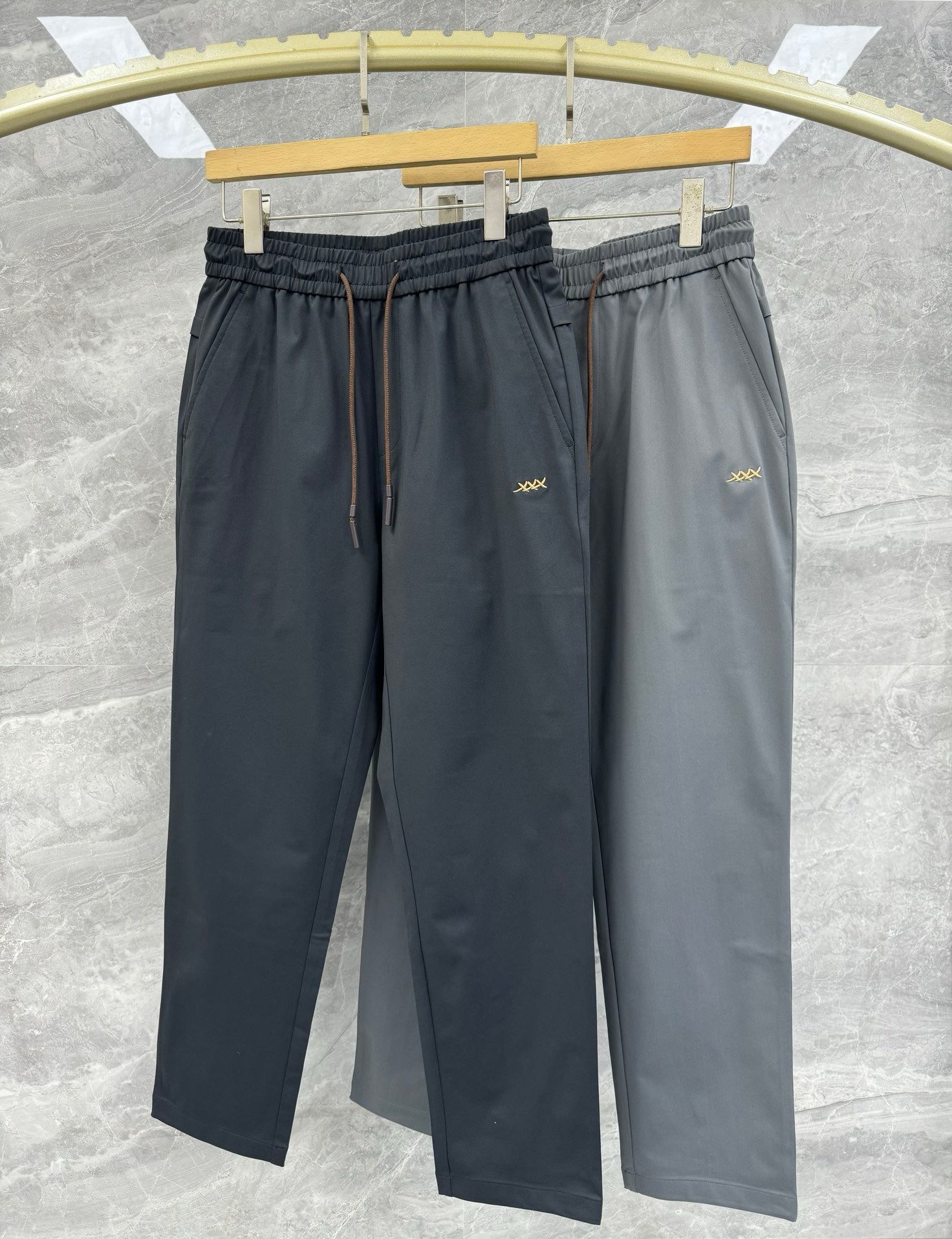 NO:596707,25 new autumn and winter ZZ iconic xxx embroidered lightweight casual pants, men's twill cotton technical fabric straight trousers. An order from Hangzhou Yintai, the latest flagship product of the ZZ family this year, xxx embroidered logo embellishment, minimalist and atmospheric design, high-end temperament style. Top lightweight twill technical fabric, a must-have luxury item for temperament fans!  The style of this model can even be said to be pure and classic, without any fancy designs. Business, gentleman and leisure are the core concepts of the ZZ family. It is different from other luxury brands. It is more subtle and restrained, with its own unique charm, low-key and calm. Classic xxx embroidery LOG  O embellishment highlights the charm of the brand. The striped webbing decoration on the back and the fitted version fully exude the charm of a mature man without looking old-fashioned, and the upper body effect is close to perfect. This style really shows off the temperament, and the matching performance is quite good, and the upper body naturally shows its own style.  High-end cotton blended fabrics are carefully selected, which are smooth to the touch, light and breathable, and provide top-level wearing enjoyment. Create a unique sense of fashion, a combination of classic and fashionable fashion, and high-end luxury items with obvious performance!  Size M-3XL Color Black Gray M Size Waist 70-80 Hips 110 Pants Length 98 L Size Waist 74-84 Hips 114 Pants Length 99  Hips 126, pants length 102. Recommended sizes: 130 catties or less, wear size M, 130-145 catties, wear size L, 145-160 catties, wear size XL, 160-175 catties, wear size 2XL, 175-190 catties, wear size 3XL, alexander wang1986090925秋冬新款ZZ标志性xxx刺绣轻便休闲裤,男士斜纹棉科技面料直筒长裤.杭城银泰的订单,ZZ家族本年度最新的主打,xxx刺绣标志点缀,极简大气的设计,高级气质风范.顶级轻便斜纹科技面料,气质粉丝必备的奢华单品！ 此款的风格甚至可以说是纯粹跟经典,从来没有过花里胡哨的设计.商务与绅士还有休闲是ZZ家族的核心理念,他不同其余的奢侈品牌,它更加的含蓄内敛,有着自己独特的魅力,低调沉稳.经典xxx刺绣LOGO点缀,彰显品牌魅力.背后条纹织带装饰,合身的版型打造,充分的散发成熟男士的魅力感,又不会显得老气,上身效果更是接近完美.此款是真的很显气质,并且搭配性能相当出色,上身自然而然的彰显自身格调. 臻选高端棉质混纺面料,手感顺滑,轻便透气,顶级的穿搭享受.打造别具一格的时尚韵味感,经典与时髦的时尚结合,搭配性能显而易见的高奢单品！尺码M-3XL 颜色黑色 灰色 M码 腰围70-80 臀围110 裤长98 L码 腰围74-84 臀围114 裤长99 XL码腰围78-88 臀围118 裤长100 2XL码 腰围82-92 臀围122 裤长101 3XL码 腰围86-96 臀围126 裤长102 尺码推荐 130斤以内穿M码,130-145斤穿L码,145-160斤穿XL码,160-175斤穿2XL码,175-190斤穿3XL码,,alexander wang,Men's clothing