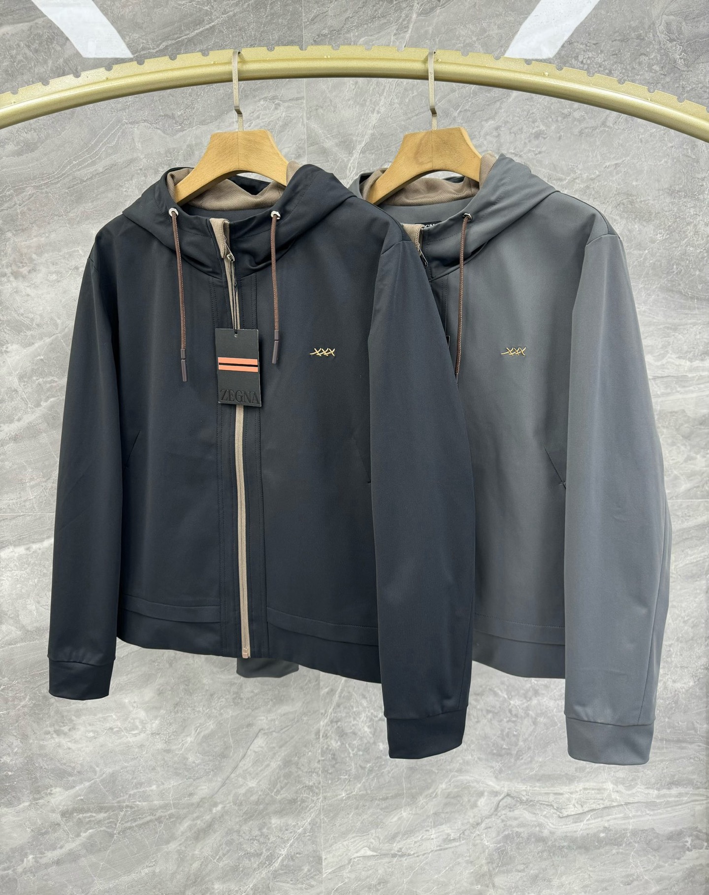 NO:596710,25 new autumn and winter ZZ iconic xxx embroidery embellished short jacket, men's versatile urban minimalist hooded jacket. Produced by Italian OEM in Shenzhen, released by major buying stores. Extremely simple and charming phenomenal item, continuing the exquisite tailoring process of the EZ family, a must-have versatile artifact for the wardrobe!  Classic urban sportsman minimalism, the ZZ family itself is world-famous for its first-class men's clothing, and has always been the favorite of celebrity men. Both the version and the design are extremely durable. The elegant and harmonious style makes it stand out from the classical techniques.  It stands out because of the designer's careful carving, meticulous tailoring, and thoughtful care for every detail. It organically combines traditional craftsmanship with modern wisdom and brings the art of menswear to its fullest. It has always been the favored object of many celebrities!  !  The unique technical fiber material has a subtle touch and an alluring gloss. The xxx embroidered logo is embellished with it, and the zipper hood design is elegant and graceful. The upper body comfort is absolutely top-notch. Coupled with the top-notch craftsmanship and the processing of various details, they are all representatives of the Z family’s craftsmanship. The creation of such details is enough to make people intuitively and three-dimensionally feel the grade of this style, which is an added bonus for the wearer!  !  Size M-3XL Color Gray Black M Size Bust 112 Shoulder Width 46 Sleeve Length 61 Clothing Length 63 L Size Bust 116 Shoulder Width 47 Sleeve Length 62 Clothing Length 64  Bust 128, shoulder width 50, sleeve length 65, dress length 67. Size recommendations: Wear size M if you are under 130 pounds, L if you are 130-145 pounds,1986090925秋冬新款ZZ标志性xxx刺绣点缀短款外套,男士百搭都市极简连帽夹克.深圳意大利代工出品,领先各大买手店发布.极致简约且魅力十足的现象级单品,延续EZ家族精致的剪裁工艺,衣橱必备的百搭神器！ 经典的都市型男极简主义,ZZ家族本身就是以一流的男装成衣闻名世界,一直是名流男士的心头好,无论是版型还是设计都是极其经得起考究.亦庄亦谐的风格令它再古典技艺中脱颖而出,经过设计师的精心雕琢,细致裁剪,周至的呵护到每一个细节,将传统工艺与现代智慧有机的结合,将男装艺术发挥到淋漓尽致的地步,一直都是许多社会名流所青睐的对象！！ 独特的科技纤维材质,触感微妙,光泽度更是撩人.xxx刺绣logo点缀其间,拉链连帽的设计,优雅又不失风度.上身舒适度绝对到顶.加上顶级的工艺打造,各种细节的处理,都是Z家工匠精神的代表,这种细节的打造,足以让人直观立体的感受到此款的档次所在,更为穿着者加分！！尺码M-3XL 颜色灰色 黑色 M码 胸围112 肩宽46 袖长61 衣长63 L码 胸围116 肩宽47 袖长62 衣长64 XL码胸围120 肩宽48 袖长63 衣长65 2XL码 胸围124 肩宽49 袖长64 衣长66 3XL码 胸围128 肩宽50 袖长65 衣长67 尺码推荐 130斤以内穿M码,130-145斤穿L码,145-160斤穿XL码,160-175斤穿2XL码,175-190斤穿3XL码,,jackets & coats,jackets & coats,hats,alexander wang,Men's clothing