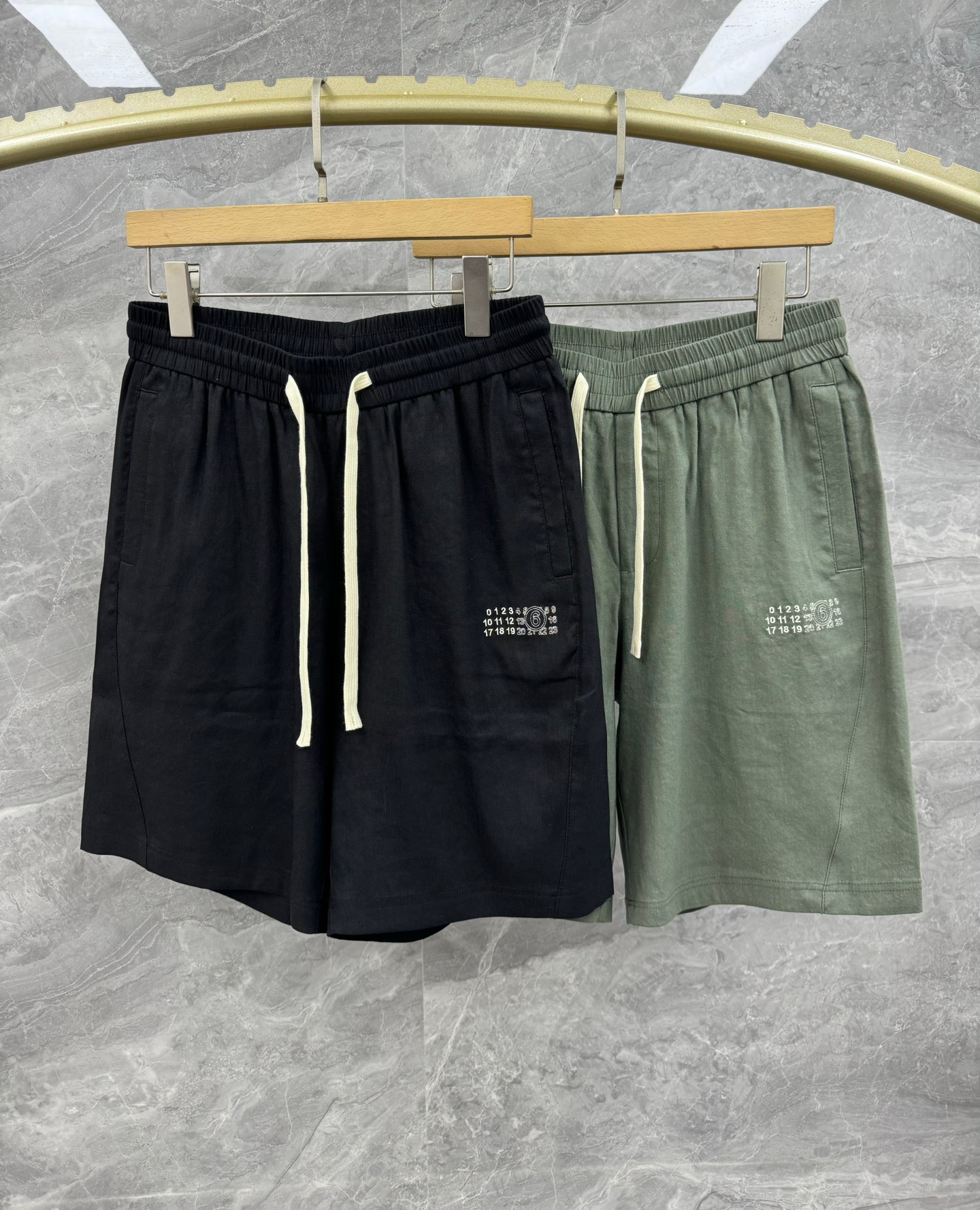 NO:121374,The new Martin Margiela linen-blend casual shorts in spring and summer, with simple loose cropped pants embroidered with letter embroidered by men. The top channel orders are quite rare. Martin Margiela classic and ingeniously creates an awkward situation of collide with styles. The extremely versatile and beautiful summer cool style is really unique in the current colorful and rampant moment, with a unique sense of retouching, and is very popular and popular recently!  !  Undoubtedly handsome, it can be said to be one of the best in terms of style and design!  This kind of casual style in the high street makes people love it!  The effect of wearing is also very unique, and this style is vividly interpreted!  The high-quality YKK zipper, followed by the classic letter embroidered logo on the pants, perfectly demonstrates the brand's strength and specifications. The style is quite distinctive and unique, and the loose OV straight-tipped casual cutting design is unique and natural and has a perfect score!  The material of linen blend is selected. After several special craftsmanship, it perfectly maintains its comfort and texture beauty. The texture structure restores the natural pure and simple nature of linen, which is light and soft, quite durable, low-key and elegant, full of artistic conception. It has excellent breathability and moisture absorption, and is particularly comfortable in skin-friendly. There is no problem in wearing it for three seasons!  Size M-3XL Color Black Olive Green M Waist 74-84 Hip circumference 116 Pants Length 51 L Waist circumference 78-88 Hip circumference 120 Pants Length 52 XL Waist circumference 82-92 Hip circumference 124 Pants Length 53 2XL Waist circumference 86-96 Hip circumference 128 Pants Length 54 3XL Waist circumference 90-98 Hip circumference 132 Pants Length 55 Size Recommended M Waist circumference 135 catties, L size 135-150 catties, XL size 150-165 catties, XL size 165-180 catties, 2XL size 180-195 catties, 3XL size, shorts, alexander wang1986090925春夏新款Martin Margiela亚麻混纺休闲短裤,男士字母刺绣点缀极简宽松五分裤.顶级渠道订单,数量相当稀少,Martin Margiela经典匠心打造避免了撞款的尴尬局面.极其百搭好看的夏日清凉风格,在炫彩横行的当下真的是独树一帜,有着别样的脱俗感,最近非常火爆与流行！！ 毋庸置疑的帅气程度,无论是版型还是设计方面都可以说数一数二的存在！这种高街随意的风格让人不得不爱！着穿效果也非常的别出心裁,此款更是将这种风格演绎到了淋漓尽致的地步！高品质YKK拉链,其次裤身的经典字母刺绣标识,完美的彰显了品牌的实力与规格,风格相当鲜明独特,并且宽松OV直筒休闲裁剪设计,更是独具一格,自然的个性满分！ 选用亚麻混纺材质,经过多道特殊工艺的洗礼,完美的保持了它的舒适感与肌理美感.纹理构造还原了亚麻自然纯粹与质朴的本性,轻盈柔软,相当耐看,低调儒雅,意境十足.透气性与吸湿性极佳,亲肤感尤为舒适,三季穿着无丝毫问题！尺码M-3XL 颜色黑色 橄榄绿 M码 腰围74-84 臀围116 裤长51 L码 腰围78-88 臀围120 裤长52 XL码腰围82-92 臀围124 裤长53 2XL码 腰围86-96 臀围128 裤长54 3XL码 腰围90-98 臀围132 裤长55 尺码推荐 135斤以内穿M码,135-150斤穿L码,150-165斤穿XL码,165-180斤穿2XL码,180-195斤穿3XL码,,shorts,alexander wang,Men's clothing