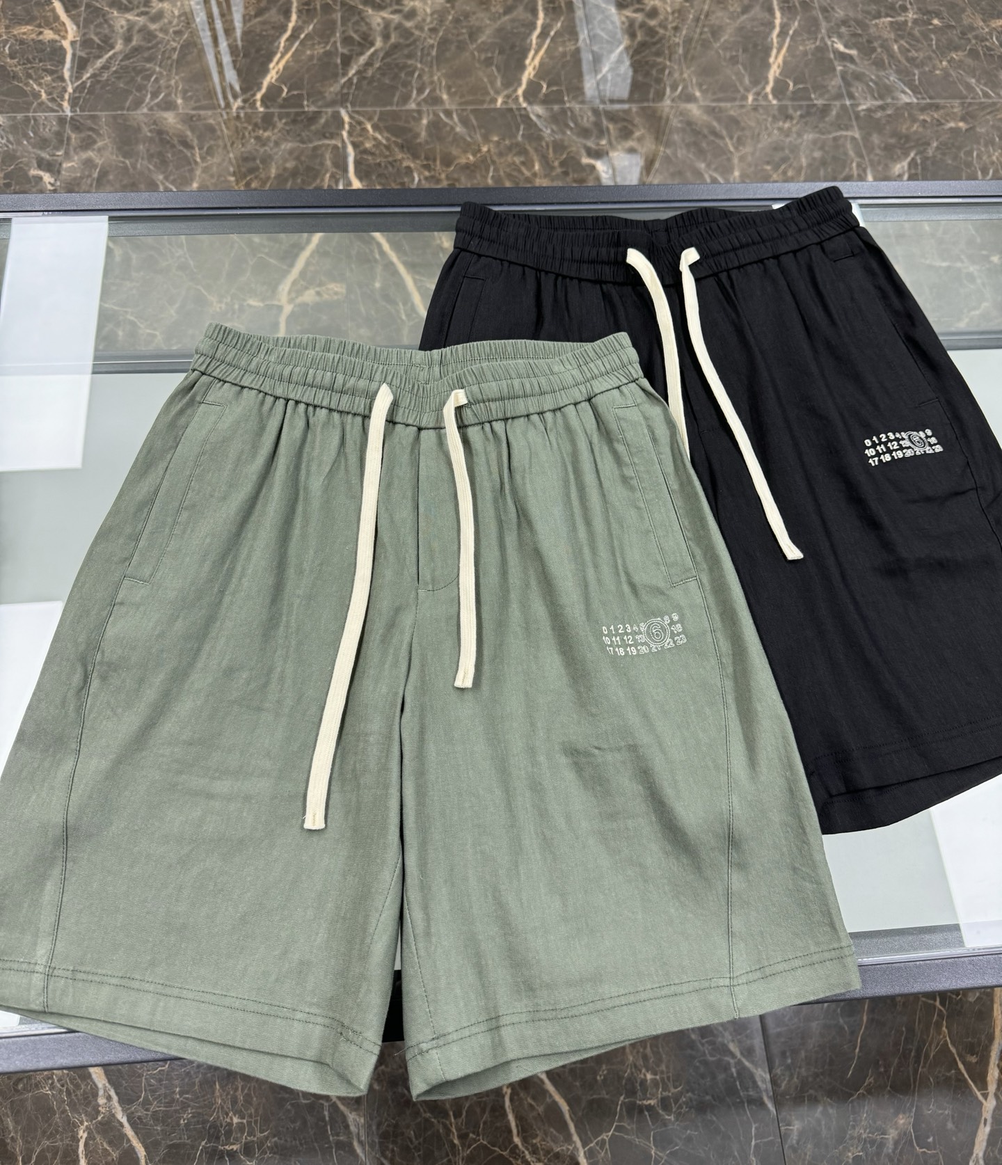 NO:121377,Do not machine wash linen pants!  Linen fiber is light and soft but easy to pill, and needs careful care, and is by no means a quality issue!  ,alexander wang19860909亚麻裤切勿机洗！亚麻纤维轻盈柔软但易起球,需用心呵护,绝非质量问题！,,alexander wang,Men's clothing