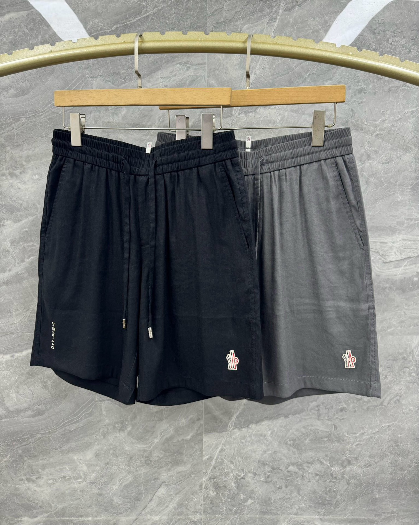 NO:121383,25SS new MON linen-blend fabric casual shorts, men's felt embroidered with Velcro pocket embellishment, five-point linen pants. The MON family is very popular, high specifications, and high-value products. It is strictly selected for natural linen fiber blending, soft and breathable. The iconic felt logo embellishment, Velcro flip pocket design behind it, simple and high-end urban temperament style. The upper body style without dead corners, its excellent matching ability is undoubtedly low-key and luxurious, a must-have for handsome men!  It is still as high-end as ever, with a loose and unrestrained casual style, classic embroidered logo elements, and embellished with iconic embroidered letters. The Velcro flip pocket design behind it is super outstanding, highlighting MON's understanding of fashion and perfectly controlling various outfit needs. The linen blend material is selected, and after multiple special craftsmanship, it perfectly maintains its comfort and texture beauty. The texture structure restores the natural pure and simple nature of linen, light and soft, quite durable, low-key and elegant, full of artistic conception. Excellent breathability and moisture absorption, and is particularly comfortable in skin-friendly. Size M-3XL Color gray, black, M size waist 72-82 hip circumference 110 Trouser length 51 L Waist 76-86 hip circumference 114 Trouser length 52  XL size waist 80-90 hip circumference 118 trousers length 53 2XL size waist 84-94 hip circumference 122 trousers length 54 3XL size waist 88-98 trousers length 55 size recommended for men and women wear M size for girls wear M size within 130 catties, L size for 130-145 catties, XL size for 145-160 catties, XL size for 160-175 catties, 2XL size for 175-190 kg, 3XL size for 175-190 catties, shorts, alexander wang1986090925SS新款MON亚麻混纺面料休闲短裤,男士毛毡刺绣徽标点缀魔术贴口袋装饰五分麻裤.MON家族高人气,高规格,高价值产物,严选天然亚麻纤维混纺,柔软透气.标志性毛毡徽标点缀,背后魔术贴翻盖口袋设计,简约高级的都市气质风范.无死角的上身版型,其出色的搭配能力毋庸置疑,低调奢华品质感,型男必备！ 还是一如既往的高端,宽松无束缚的休闲版型,经典的刺绣徽标元素刻画,标志性刺绣字母图案点缀.背后魔术贴翻盖口袋设计,其品牌性能更是超级的出彩到位,凸显出MON对于时尚对于穿搭的理解,完美驾驭各种穿搭需求. 选用亚麻混纺材质,经过多道特殊工艺的洗礼,完美的保持了它的舒适感与肌理美感.纹理构造还原了亚麻自然纯粹与质朴的本性,轻盈柔软,相当耐看,低调儒雅,意境十足.透气性与吸湿性极佳,亲肤感尤为舒适.尺码M-3XL 颜色灰色 黑色 M码 腰围72-82 臀围110 裤长51 L码 腰围76-86 臀围114 裤长52 XL码腰围80-90 臀围118 裤长53 2XL码 腰围84-94 臀围122 裤长54 3XL码 腰围88-98 臀围126 裤长55 尺码推荐男女同款 女生穿M码 130斤以内穿M码,130-145斤穿L码,145-160斤穿XL码,160-175斤穿2XL码,175-190斤穿3XL码,,shorts,alexander wang,Men's clothing