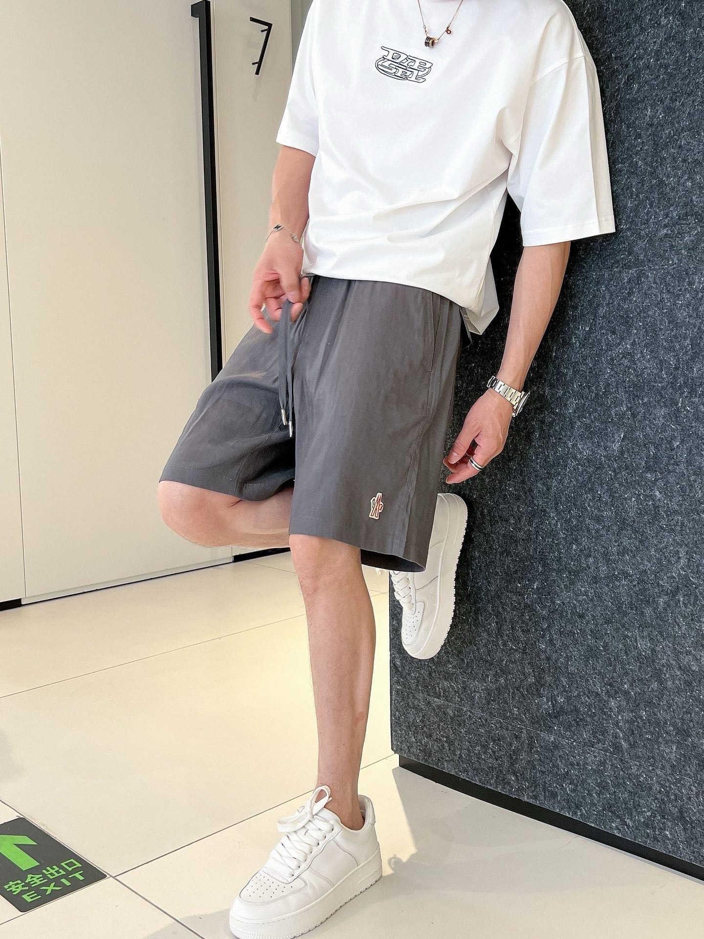 NO:121389,Do not machine wash linen pants!  Linen fiber is light and soft but easy to pill, and needs careful care, and is by no means a quality issue.19860909亚麻裤切勿机洗！亚麻纤维轻盈柔软但易起球,需用心呵护,绝非质量问题,,alexander wang,Men's clothing