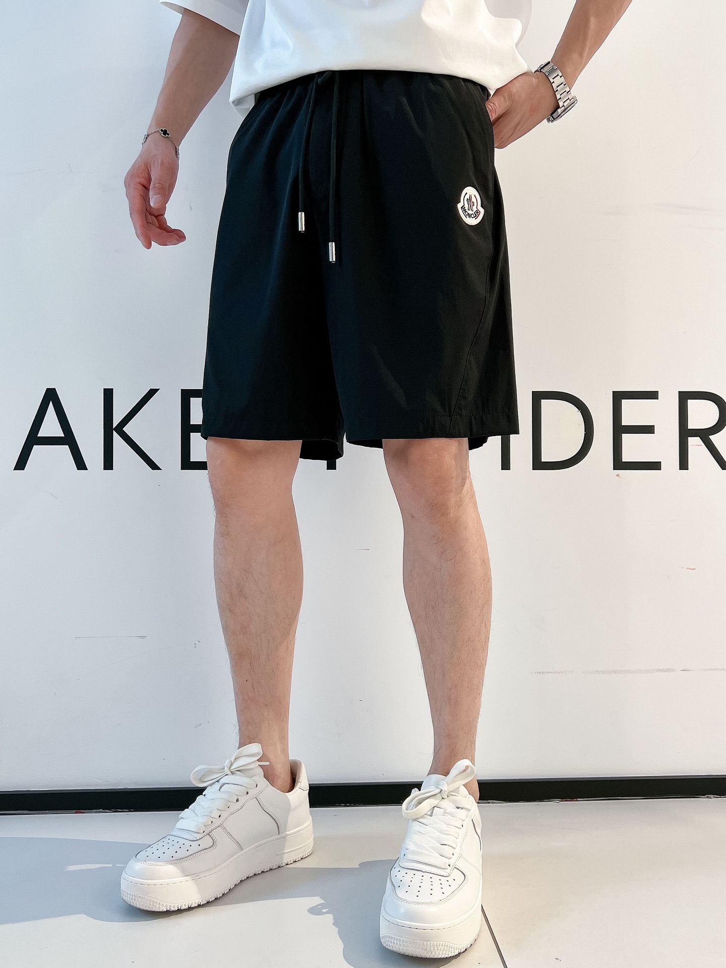 NO:121371,25 spring and summer new MON outdoor functional light and breathable shorts, men's felt logo embellished with tech fiber elastic drawstring five-point pants. Shenzhen port private order, MON's latest counter items are coming. The new season's felt logo embellished with embroidered letter logo, highlighting the brand's charm. Super elastic, lightweight, functional antibacterial fabric, waterproof and quick-drying, clear texture, and smooth feel. Long-lost high-end pants, brothers who can understand it must buy it!  Exclusive genuine product recommendation!  MON's top black technology thin fabric, quick-drying and breathable, and the various details are very exquisite. The new season's felt logo embellishment, embroidered letter design with trouser legs, and embroidered pattern on the back waist of the trouser, making the upper body look super durable. And this style also means absolutely versatile, professional must-have light and thin pants for summer!  It uses Cormac Crew functional quick-drying fabric, which is super elastic, waterproof, moisture-absorbing and sweating, light and breathable, and can dry quickly. It also has antibacterial, wrinkle-resistant and ultraviolet-proof functions. The exquisite and smooth wiring details are extremely perfect, and it is a must-have for high-end elite men!  Size M-3XL Color Black Military Green M Waist 74-84 Hip circumference 106 Pants length 47 L Waist circumference 78-88 Hip circumference 110 Pants length 48 XL Waist circumference 82-92 Hip circumference 114 Pants length 49 2XL Waist circumference 86-96 Hip circumference 118 Pants length 50 3XL Waist circumference 90-98 Pants length 122 Pants length 51 Size recommended size M Waist circumference 130 catties, L Waist circumference 130-145 kg, XL Waist circumference 145-160 kg, XL Waist circumference 160-175 kg, 2XL Waist circumference 175-190 kg, 3XL Waist circumference 122 Pants length 51 Size recommended size M Waist circumference 130 kg, L Waist circumference 130-145 kg, XL Waist circumference 145-160 kg, XL Waist circumference 160-175 kg, 2XL Waist circumference 175-190 catties, 3XL Waist circumference 122 Pants length 51 Size recommended size M Waist circumference 130 catties, L Waist circumference 130-145 kg, XL Waist circumference 145-160 catties, XL Waist circumference 160-175 catties, 2XL Waist circumference 175-190 kg, 3XL Waist circumference 122 Pants length 51 Size recommended size M Waist circum1986090925春夏新款MON户外功能性轻薄透气短裤,男士毛毡徽标点缀科技纤维弹力抽绳五分裤.深圳港口私密订单,MON最新柜台单品来袭.新一季毛毡徽标logo点缀,后腰刺绣字母标识,彰显品牌魅力.超强弹力轻便功能性抗菌面料,防水速干透气,纹理清晰,手感顺滑.久违的高端裤装,看得懂的兄弟一定要买！独家真货推荐！ MON顶级黑科技轻薄面料,速干透气,各种细节做工非常精致.新一季毛毡徽标logo点缀,裤腿刺绣字母设计,加上裤后腰的刺绣图案,上身超级耐看.并且这种款式也是意味着绝对的百搭,专业夏季必备轻薄裤装！ 采用Cormac Crew功能性速干面料,超强弹力,具有防水吸湿排汗,轻薄透气,并且可以快速干燥,还具有抑菌抗皱,防紫外线的功能.精湛平顺的走线细节,质感完美至极,高端精英男士必备！尺码M-3XL 颜色黑色 军绿 M码 腰围74-84 臀围106 裤长47 L码 腰围78-88 臀围110 裤长48 XL码腰围82-92 臀围114 裤长49 2XL码 腰围86-96 臀围118 裤长50 3XL码 腰围90-98 臀围122 裤长51 尺码推荐 130斤以内穿M码,130-145斤穿L码,145-160斤穿XL码,160-175斤穿2XL码,175-190斤穿3XL码,,shorts,alexander wang,Men's clothing