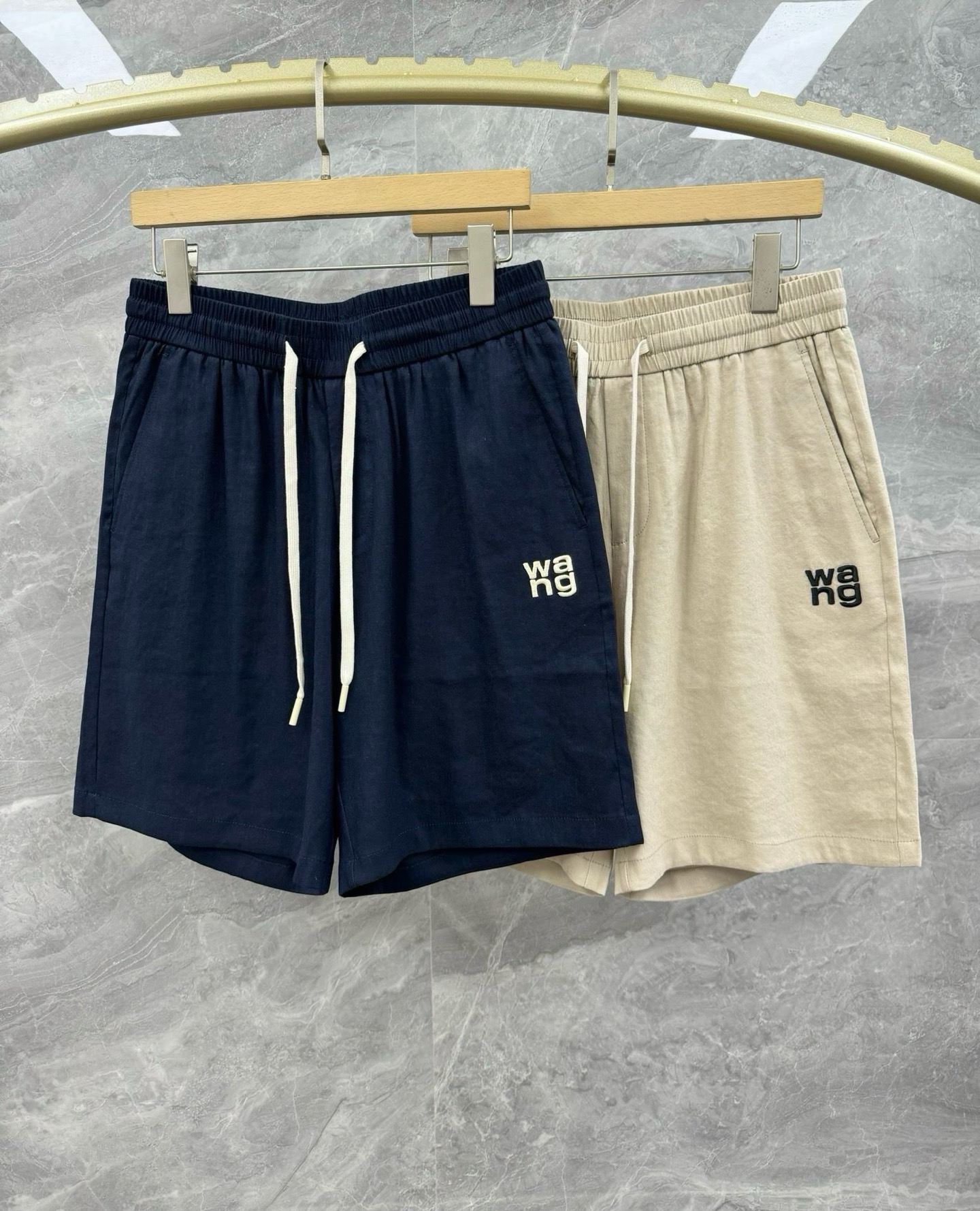 NO:121392,25 spring and summer new Dawang family linen-blend fabric casual shorts, men's embroidered logo embellished with drawstring linen pinch pants. The popular products of Dawang family are here, high-standard natural linen fiber blend, soft, light and breathable, simple and high-end urban temperament style. The upper body style without blind spots, its excellent matching ability is undoubtedly low-key and luxurious quality, a must-have for handsome men!  It is still as high-end, loose and casual style, with a retro trendy flavor, which is enough to attract people in the overall shape. The classic embroidery logo element portrayal, and its brand performance is super outstanding, highlighting the king's understanding of fashion for high streets and perfectly controlling various outfit needs. The use of linen blended material, and after multiple special craftsmanship, it perfectly maintains its comfort and texture beauty. The texture structure restores the natural pure and simple nature of linen, light and soft, quite durable, low-key and elegant, full of artistic conception. It has excellent breathability and moisture absorption, and is particularly comfortable in skin-friendly!  Size M-3XL Color Navy Apricot M Waist 74-84 Hip circumference 110 Pants Length 50 L Waist circumference 78-88 Hip circumference 114 Shoulder width 51 XL Waist circumference 82-92 Hip circumference 118 Pants Length 52 2XL Waist circumference 86-96 Hip circumference 122 Pants Length 53 3XL Waist circumference 90-98 Hip circumference 126 Pants Length 54 Size Recommended M Sizes Within 135 catties, L Size 135-150 catties, XL Size 150-165 catties, XL Size 165-180 catties, 2XL Size 180-195 catties, 3XL Size, alexander wang, shorts, alexander wang1986090925春夏新款大王家族亚麻混纺面料休闲短裤,男士刺绣logo点缀抽绳亚麻五分裤.大王家族人气产物驾到,高规格的天然亚麻纤维混纺,柔软轻便透气,简约高级的都市气质风范.无死角的上身版型,其出色的搭配能力毋庸置疑,低调奢华品质感,型男必备！ 还是一如既往的高端,宽松休闲版型,带着复古潮流的味道,在整体造型上就足以吸引人了.经典的刺绣logo元素刻画,其品牌性能更是超级的出彩到位,凸显出大王对于时尚对于高街的理解,完美驾驭各种穿搭需求. 选用亚麻混纺材质,经过多道特殊工艺的洗礼,完美的保持了它的舒适感与肌理美感.纹理构造还原了亚麻自然纯粹与质朴的本性,轻盈柔软,相当耐看,低调儒雅,意境十足.透气性与吸湿性极佳,亲肤感尤为舒适！尺码M-3XL 颜色藏青色 杏色 M码 腰围74-84 臀围110 裤长50 L码腰围78-88 臀围114 肩宽51 XL码 腰围82-92 臀围118 裤长52 2XL码 腰围86-96 臀围122 裤长53 3XL码 腰围90-98 臀围126 裤长54 尺码推荐 135斤以内穿M码,135-150斤穿L码,150-165斤穿XL码,165-180斤穿2XL码,180-195斤穿3XL码,,alexander wang,shorts,alexander wang,Men's clothing